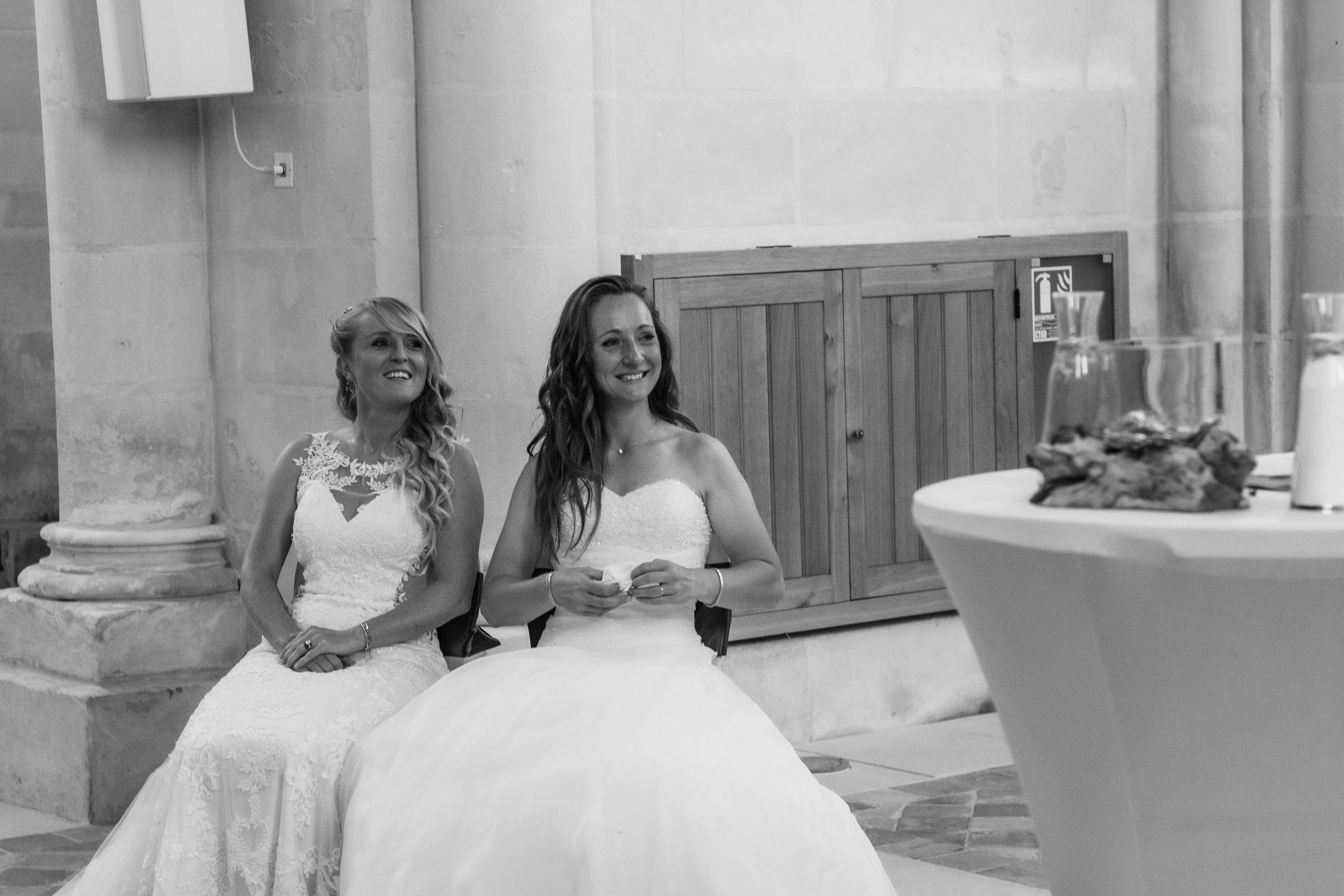 Échange de regards entre deux femmes lors d’un mariage religieux dans la Vienne