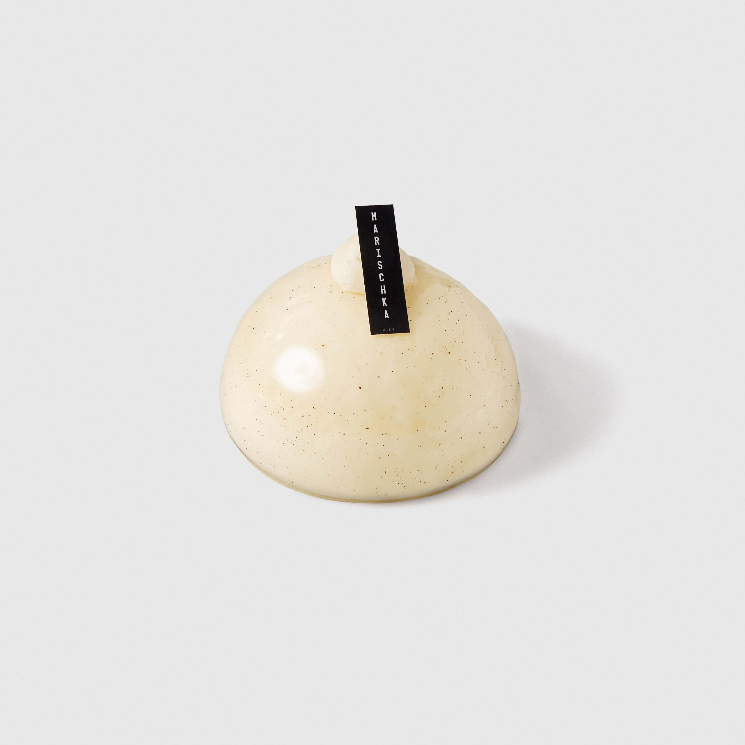 Katalogfoto eines Desserts auf neutralem Hintergrund, professionelle Produktfotografie für Menü, Online-Shop und Print