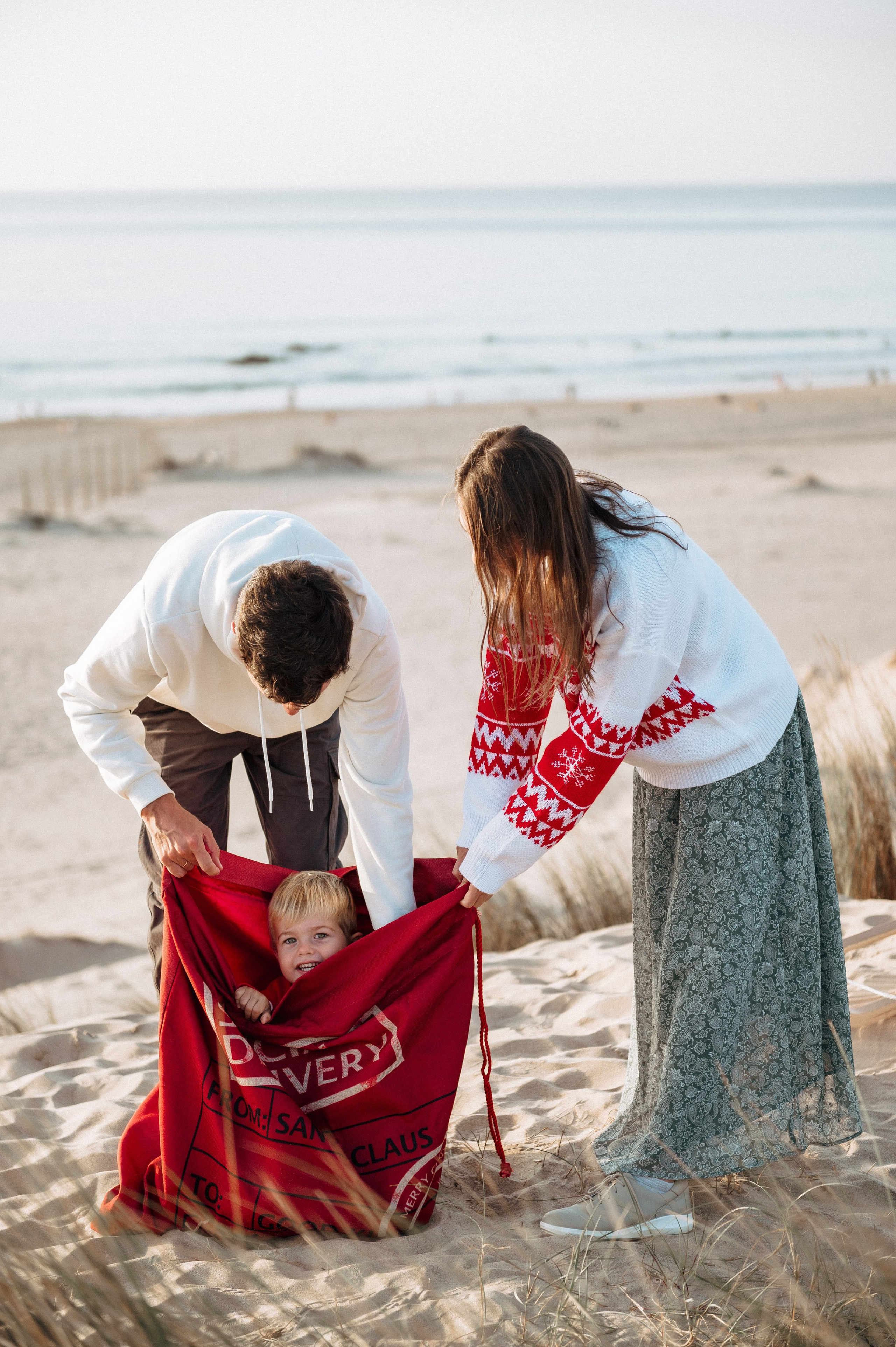 Family Christmas photoshoot on the beach in Portugal. Ваш фотограф в Лиссабоне — Анна Белова