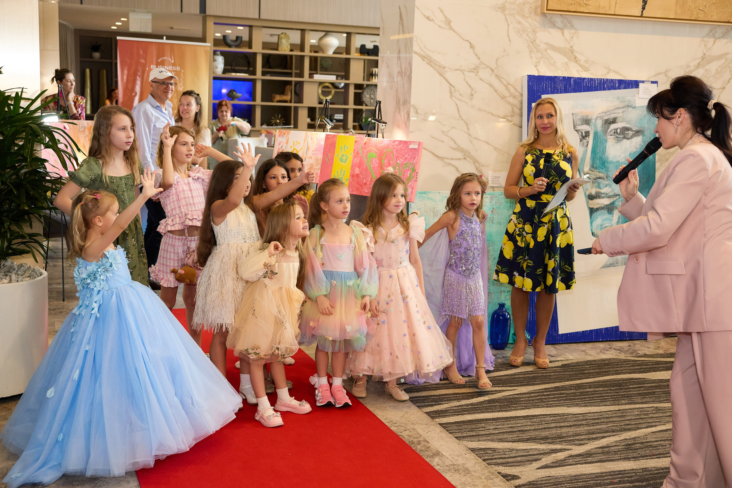 Авторская благотворительная художественная выставка Дианы Бортник. Фотограф Юлия Маковеева