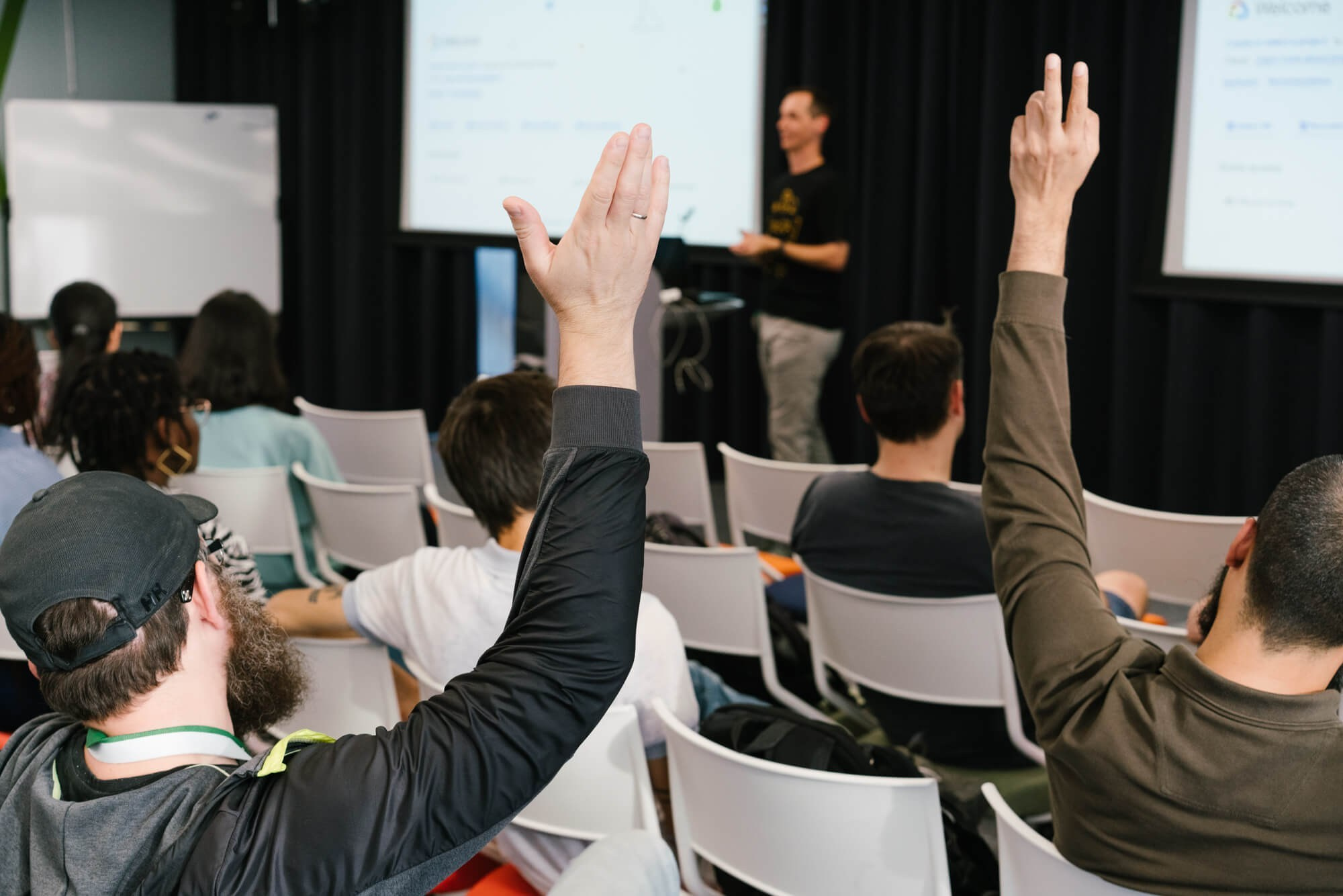 Speaker und Publikum während eines technischen Vortrags bei einem Entwickler-Event in München