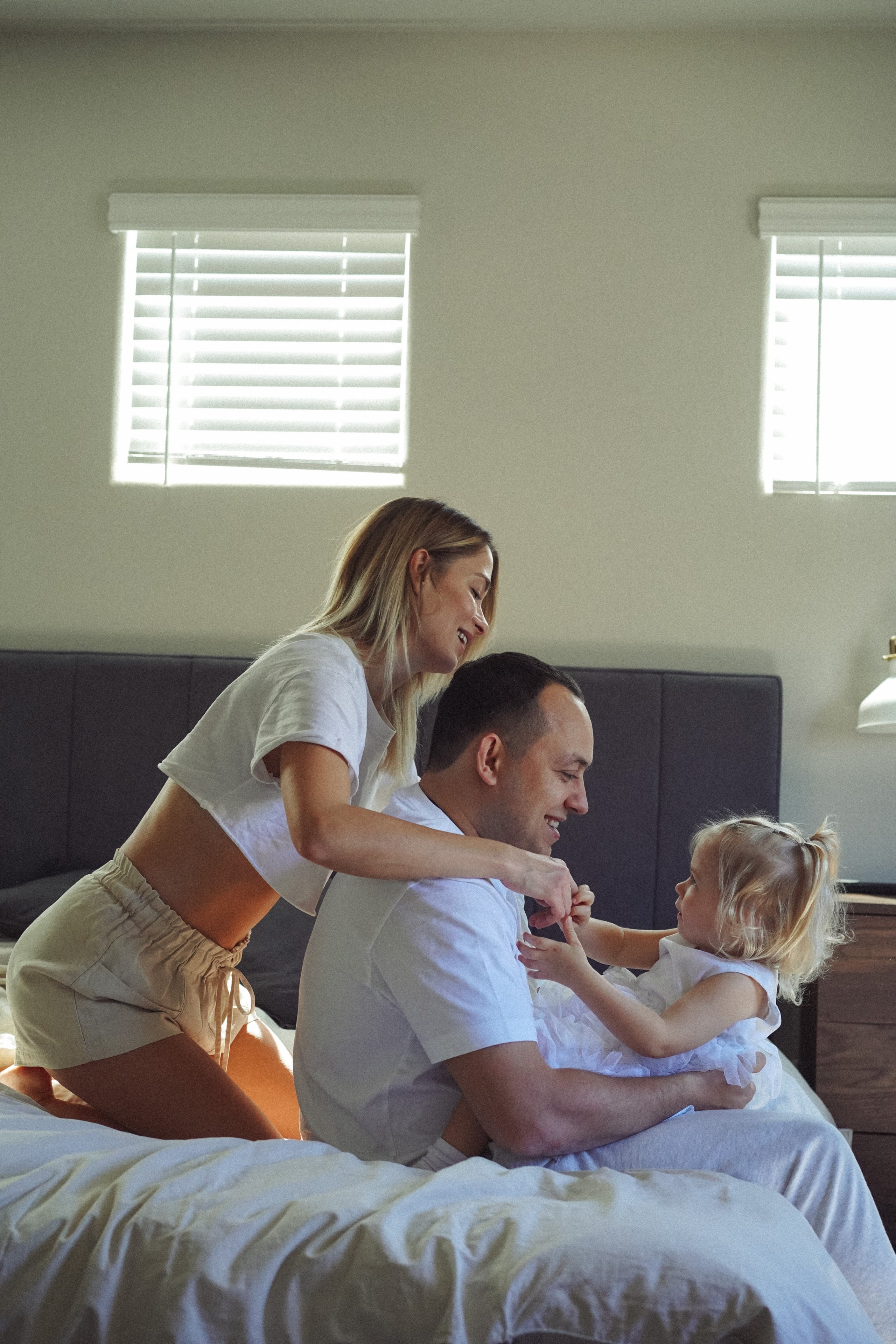 Family photoshoot at home. Family photo session at home. Cozy family photoshoot at home.