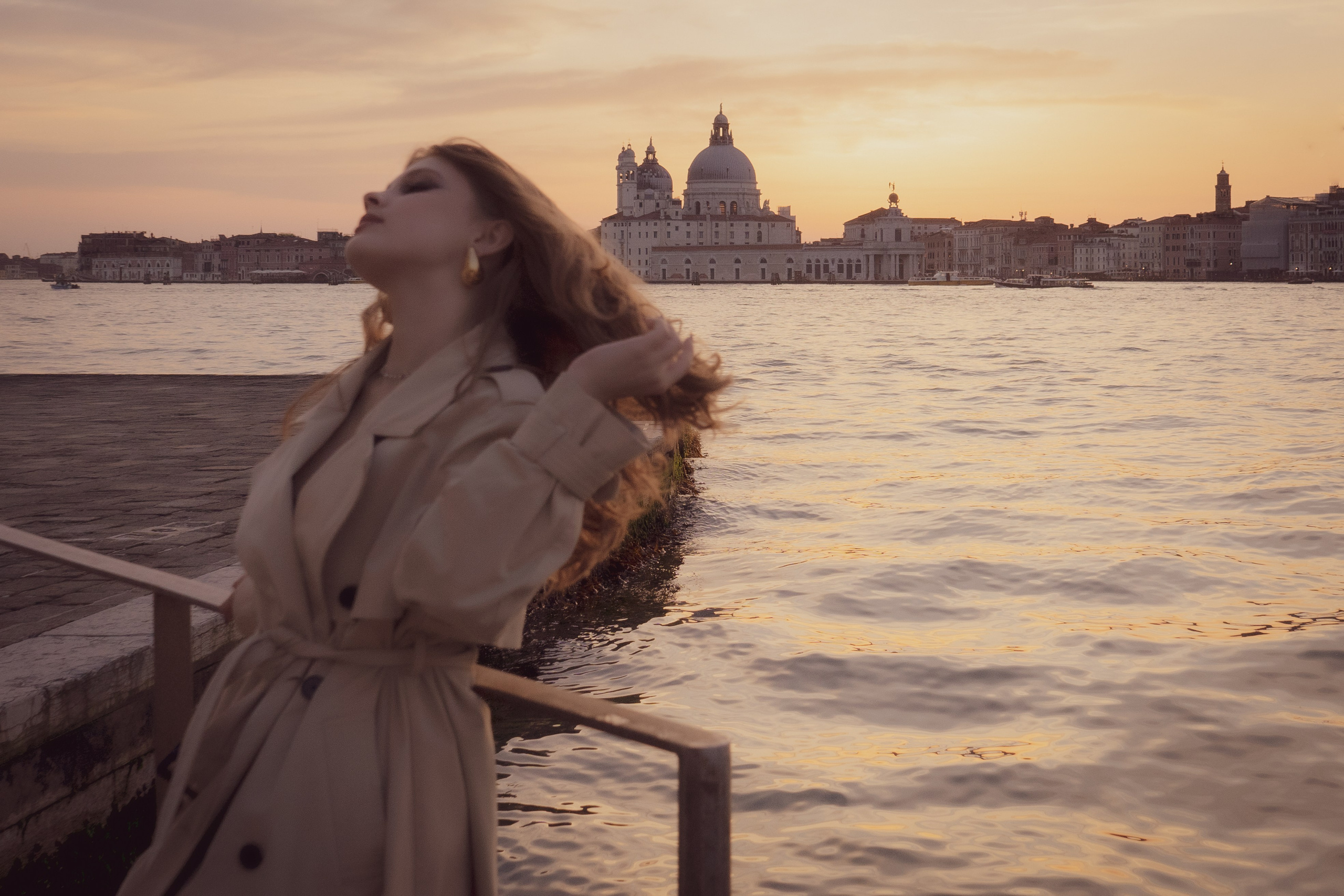 Solo traveler with a professional Venice photographer during a stylish photoshoot.