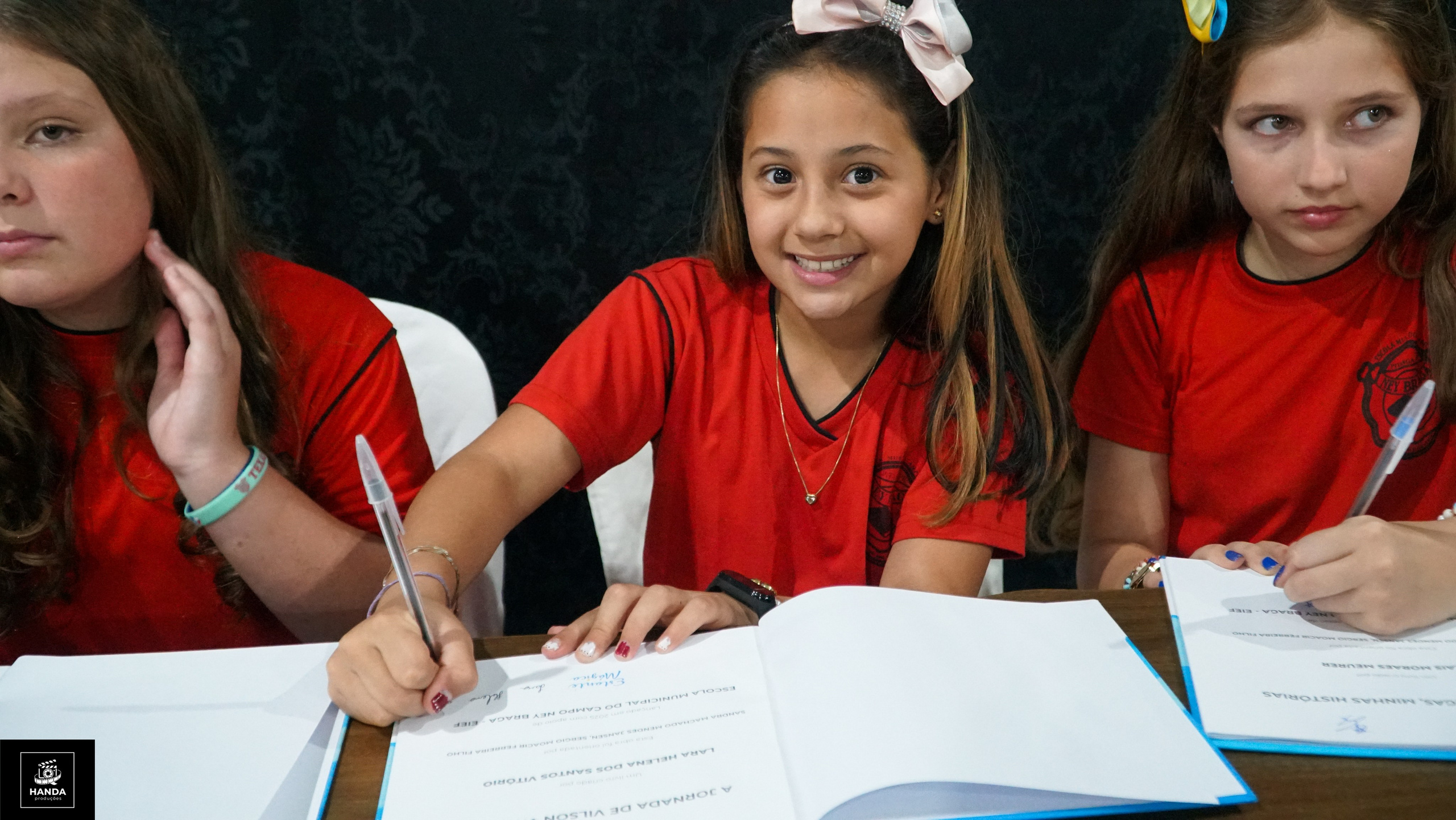 Noite autógrafos colégio Aurélio Buarque de Holanda. Handa Produções