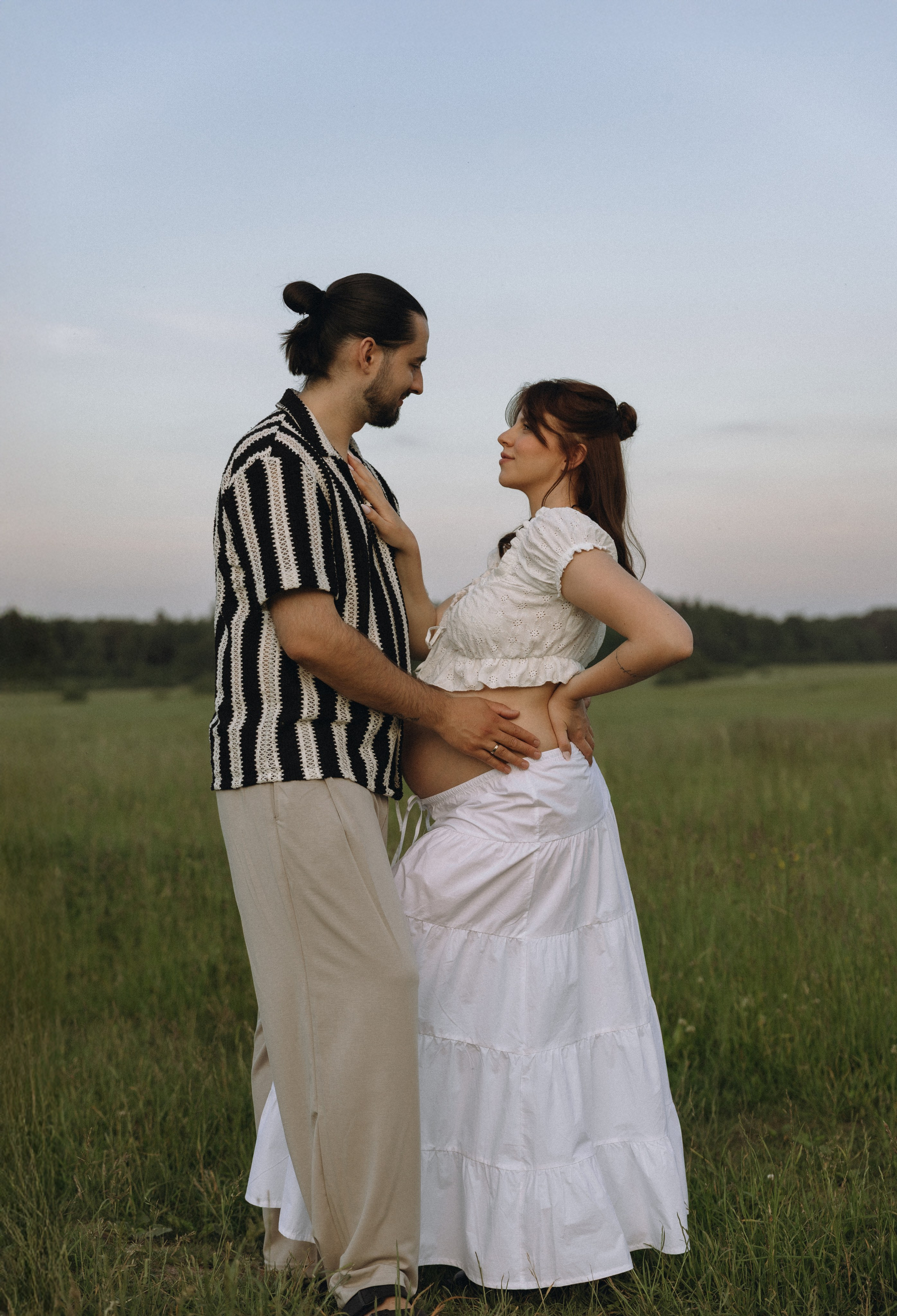 Lera & Maksim | laukimo fotosesija pievoje saulei besileidžiant. Vestuvių ir šeimų fotografė Lena Bondarenko / belove photo