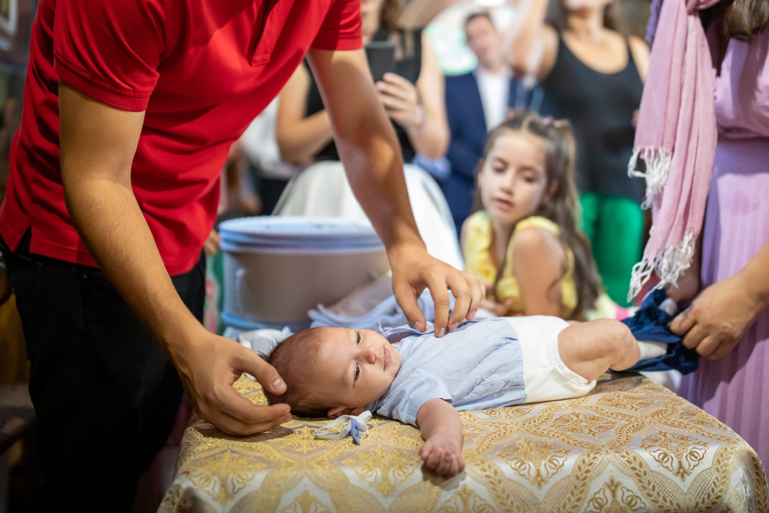 fotograf botez , fotografie botez Botoșani, fotograf Alin Chirilă, amintiri botez, fotografii botez, botez Miruna Parascheva, fotograf copii, fotografie botez în Botoșani-alt="botez , fotografie botez Alin Chirilă, amintiri botez, fotografii emoționante botez Botoșani"-- fotografii-botez-bebelus- amintiri-botez-micuț- moment-sfânt-crestinare- fotografie-emotionanta-botez- detalii-botez-bebelusi- parinti-fericiti-la-botez- fotograf-botez-profesionist- botez-in-biserica-ortodoxa- micuț-botezat-cu-emoție- zâmbete-și-lacrimi-la-botez- bebeluș-la-cristelniță- decor-botez-colorat- botez-cu-dragoste-și-credință- emotie-pura-la-botez- fotograf-botez-botosani- botez-iasi-suceava-fotograf- amintiri-nepretuite-botez-- Preotul ținându-l pe micuțul Mathias Gabriel la botez, în biserica Înălțarea Domnului, Copălău  - Detalii de la botezul lui Mathias – lumânare, trusou și icoană  - Familia lui Mathias Gabriel alături de micuț, în ziua botezului  - Portret emoționant cu mama și bebelușul în brațe, în biserică,fotograf profesionist evenimente Botoșani, Iași, Suceava, Fălticeni, Bacău, Pașcani, Roman - AlinoFotoStudio by Alin Chirilă - servicii foto nuntă, botez, cununie, ședințe foto creative, albume personalizate, fotografii emoționante și calitative pentru cele mai importante momente din viață,fotograf nuntă Botoșani Alin Chirilă,  ședință foto botez Iași - AlinoFotoStudio,  servicii fotograf profesionist evenimente Suceava,  fotograf cununie civilă Fălticeni - Alin Chirilă,  album foto nuntă personalizat Bacău.“Bebeluș botezat în biserică, ținut în brațe de nași”	•	“Detaliu cu lumânarea de botez decorată cu flori albe”	•	“Părinți emoționați alături de copilul lor la ceremonia de botez”	•	“Masa festivă de botez cu decor tematic și tort personalizat”	•	“Momentul în care preotul toarnă apă sfințită pe fruntea bebelușului”	“Bebeluș în rochie albă de botez, zâmbind în brațele mamei”	•	“Detaliu cu cruciulița de botez așezată pe o pernă de satin”	•	“Părinți și nași aprinzând lumânările în timpul ceremoniei de botez”	•	“Tort de botez decorat cu figurine tematice și numele copilului”	•	“Copil botezat dormind liniștit în pătuțul decorat festiv”	•	“Momentul în care preotul binecuvântează copilul în fața altarului”	•	“Invitați adunându-se în jurul mesei festive la petrecerea de botez”	•	“Bebeluș ținând în mână o jucărie personalizată primită la botez”	•	“Familie fericită pozând împreună după ceremonia de botez”	•	“Decor tematic cu baloane și flori la locația petrecerii de botez” fotograf Botoșani fotograf evenimente fotograf botez Alin Chirila fotograf alinofotostudio.fotograf botez Amelis Maria, fotografie botez Botoșani, fotograf Alin Chirilă, amintiri botez, fotografii botez, botez Amelis Maria, fotograf copii, fotografie botez în Botoșani,