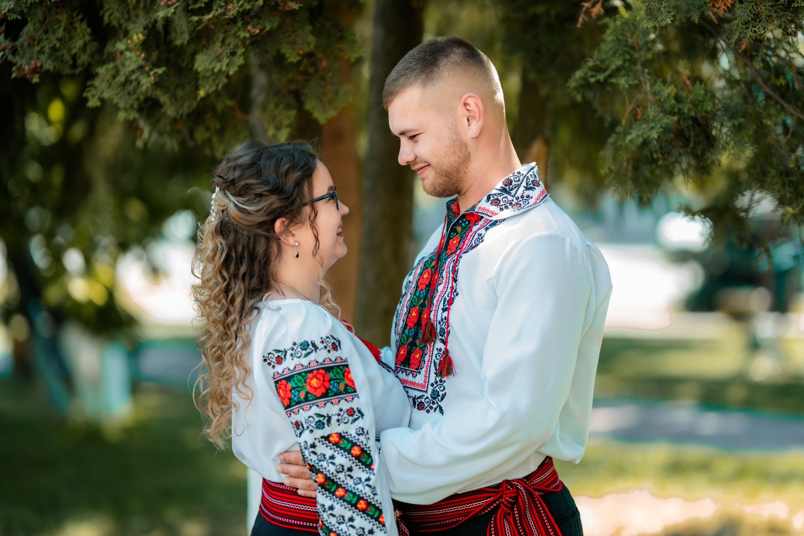 Fotograf stare civilă Siret – Andrei & Andreea în ie tradițională din Bucovina | AlinoFotoStudio