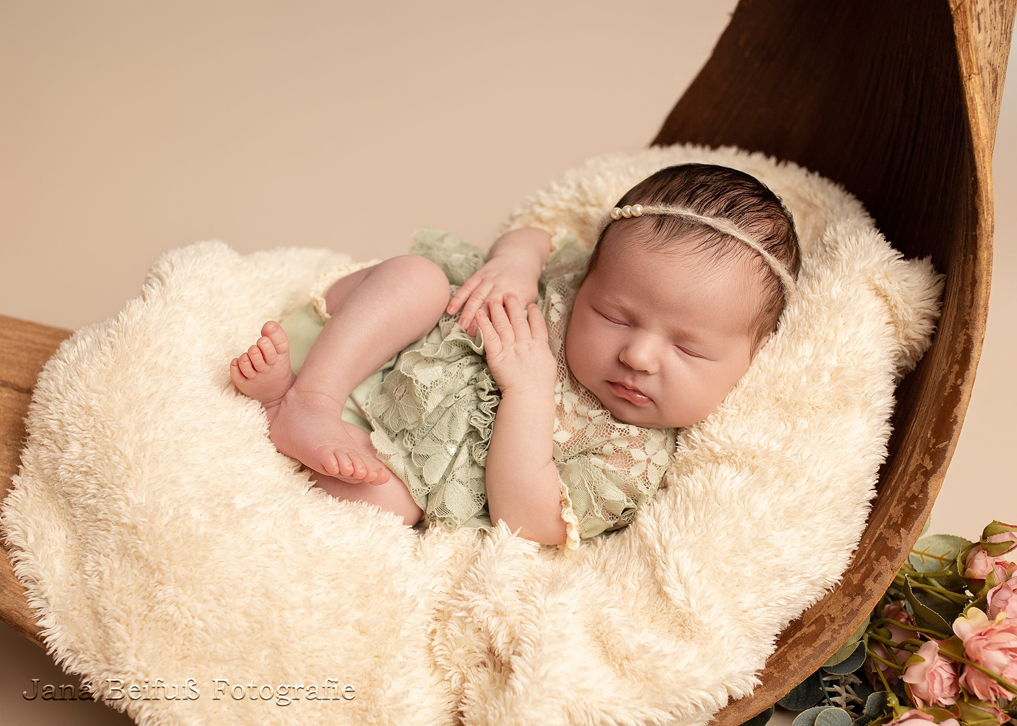 Baby schläft in Bananenschale - Babyfotograf Weißenhorn