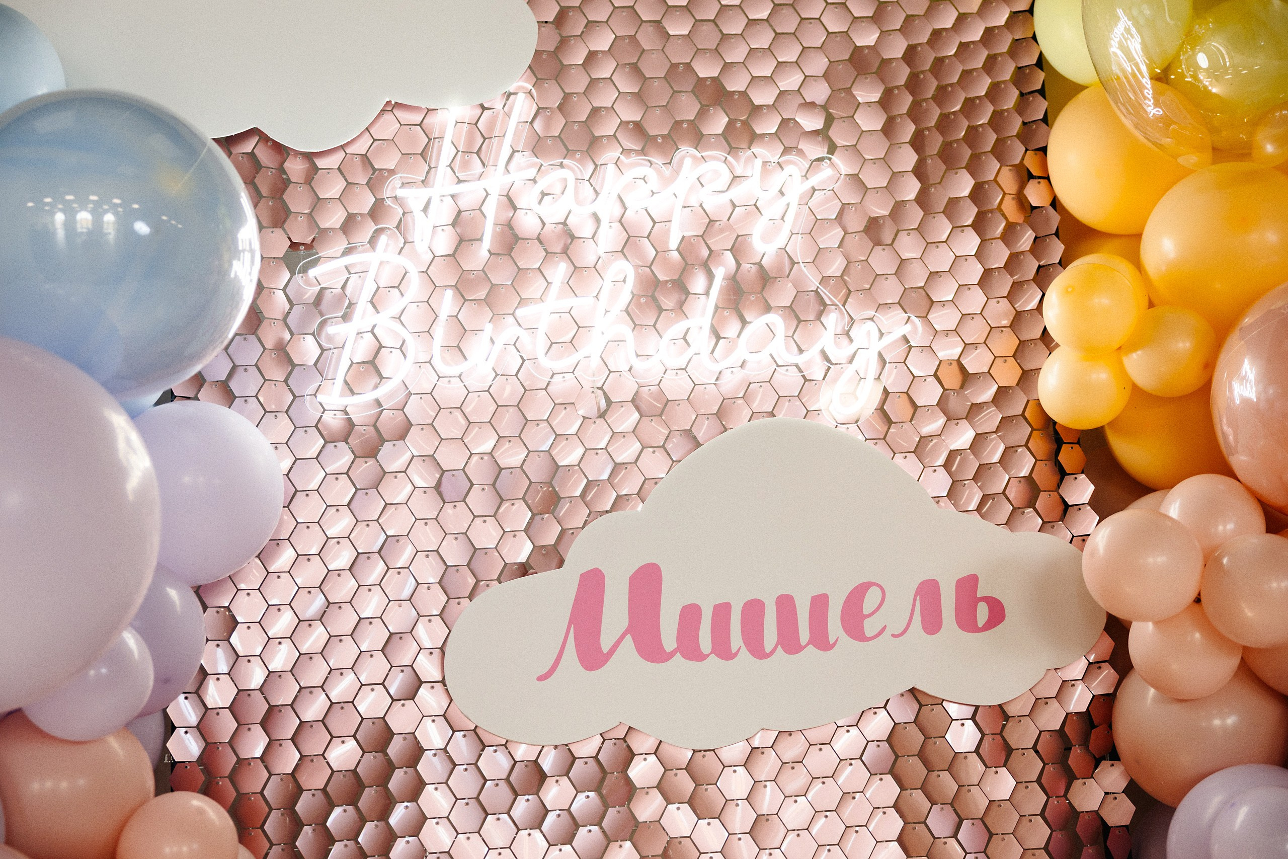 Фотосъёмка детского дня рождения 6 лет — Беззубик, Единорог и волшебная комната с Лабубу. Евгений Тимофеев | Свадебный и контент-фотограф и видеограф в Риге