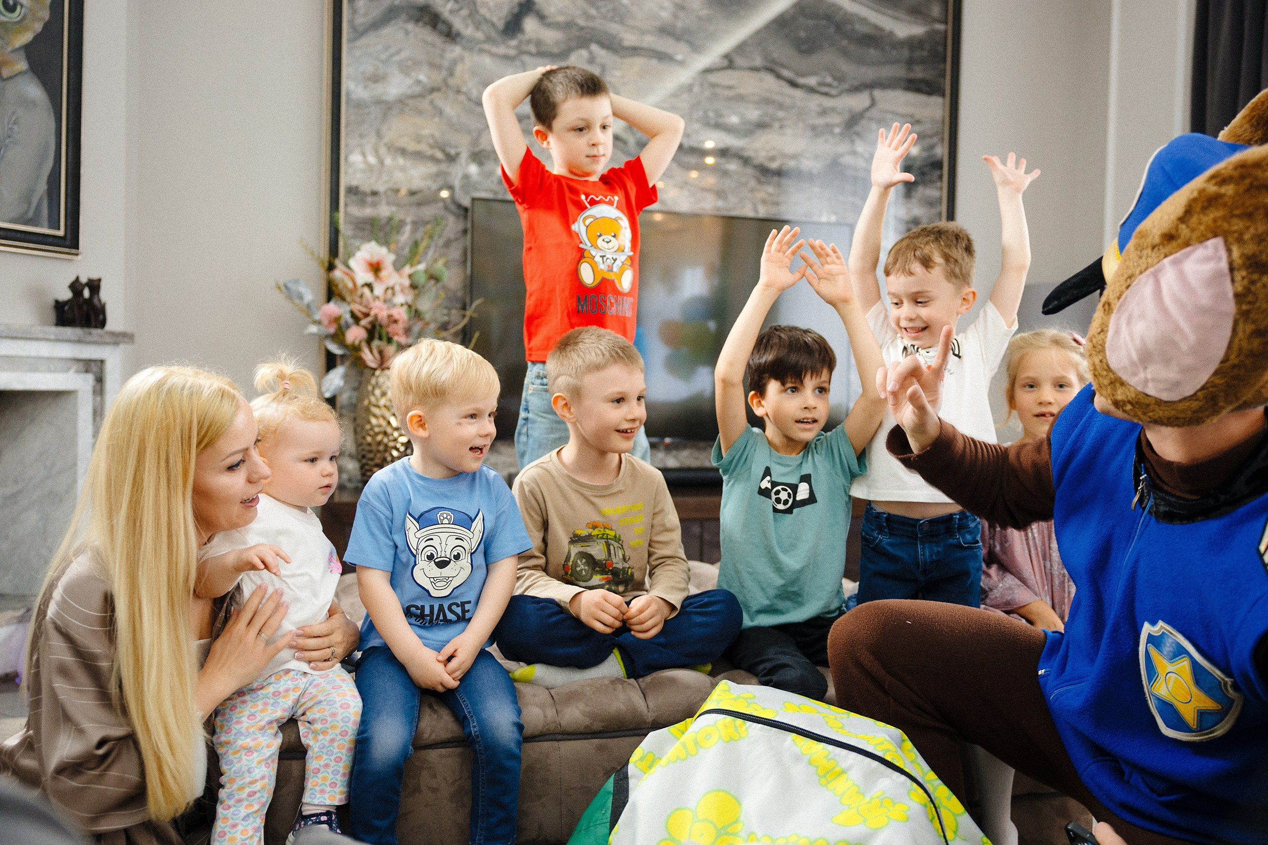 Яркая фотосессия детского праздника с аниматором и блестящей дискотекой из фольги в Риге. Евгений Тимофеев | Свадебный и контент-фотограф и видеограф в Риге