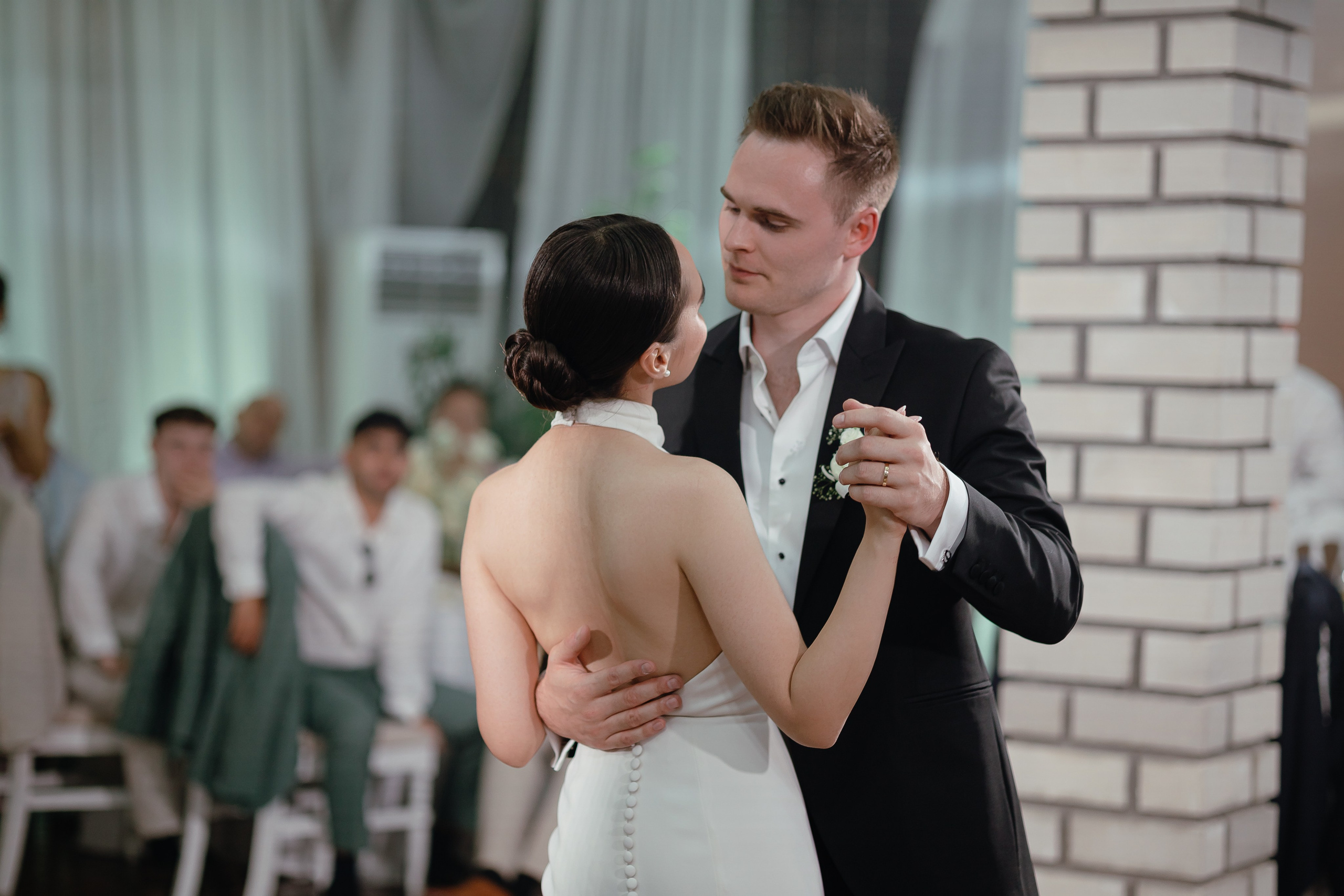 Thomas & Suyumbika. Главная