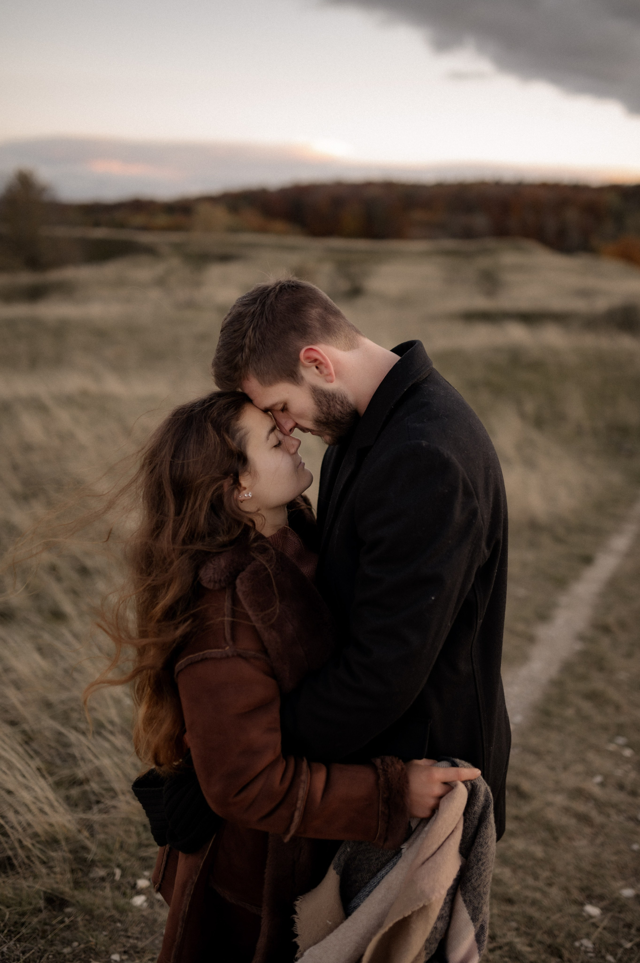 Wenn der Wind flüstert | Paarshooting am Gelben Berg. Photographer in Nuremberg Irina Mehnert from Ansbach