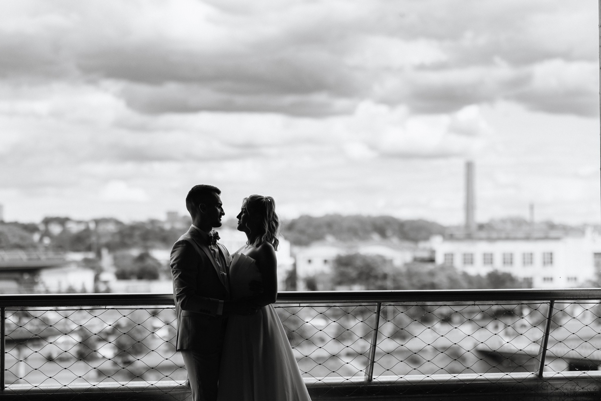 Vestuvinė fotosesija Kaune, Vienybės aikštėje, prie Lietuvos banko