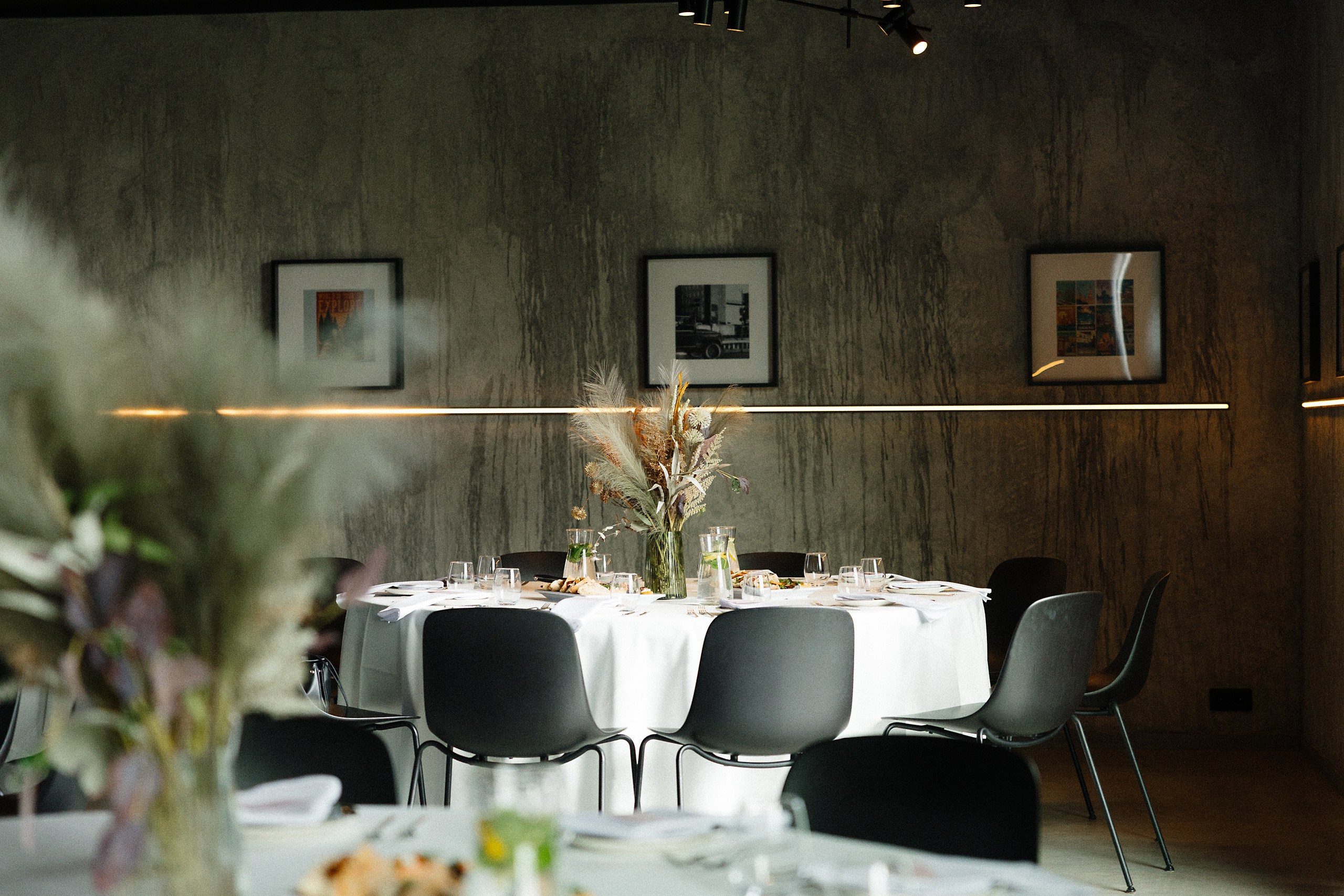 Съёмка дня рождения Яны: вечерние платья, счастье друзей и изысканный интерьер вечеринки. Евгений Тимофеев | Свадебный и контент-фотограф и видеограф в Риге