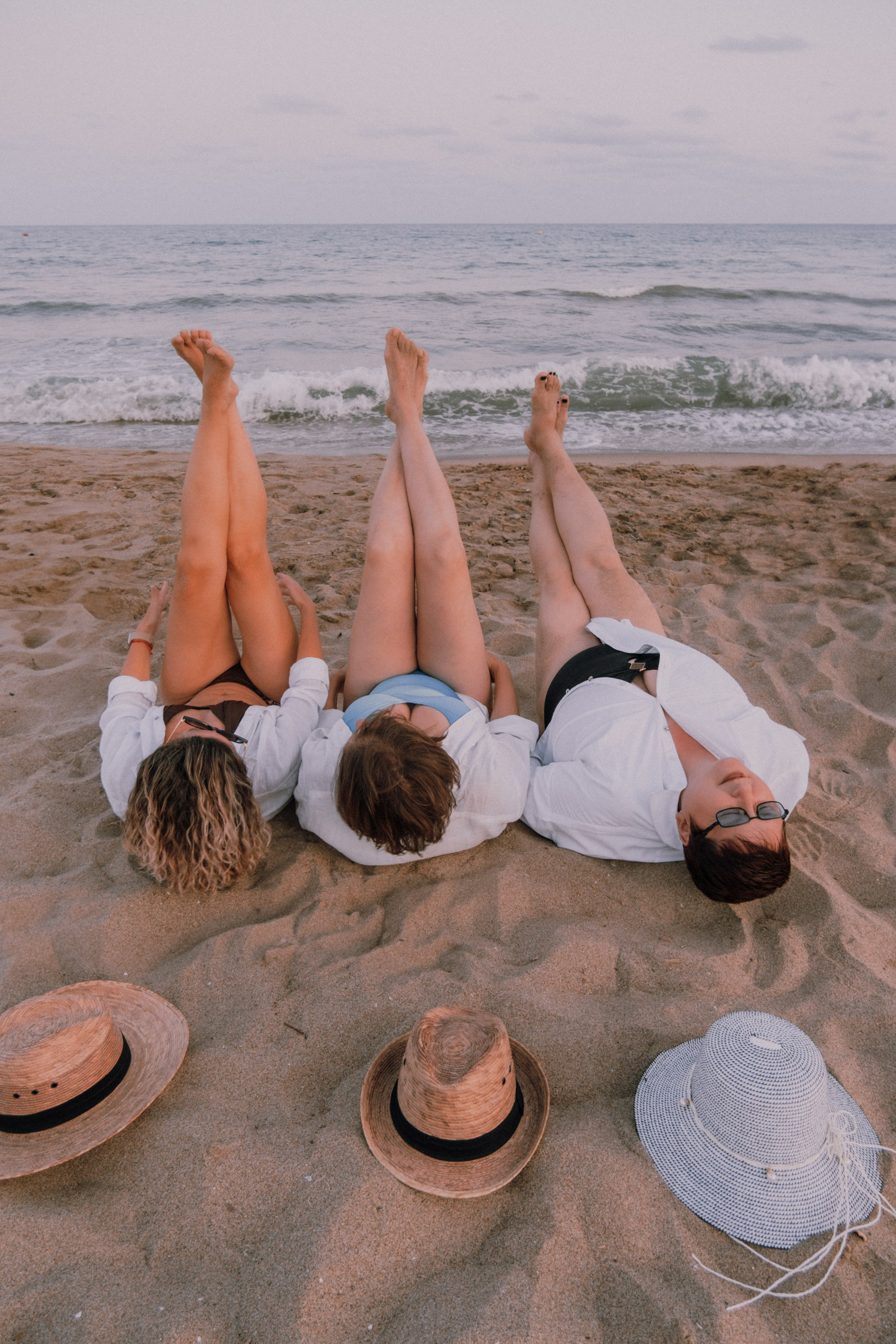Sesión de amigas en la playa. Fotografía profesional en Calafell - Elena Medvedeva