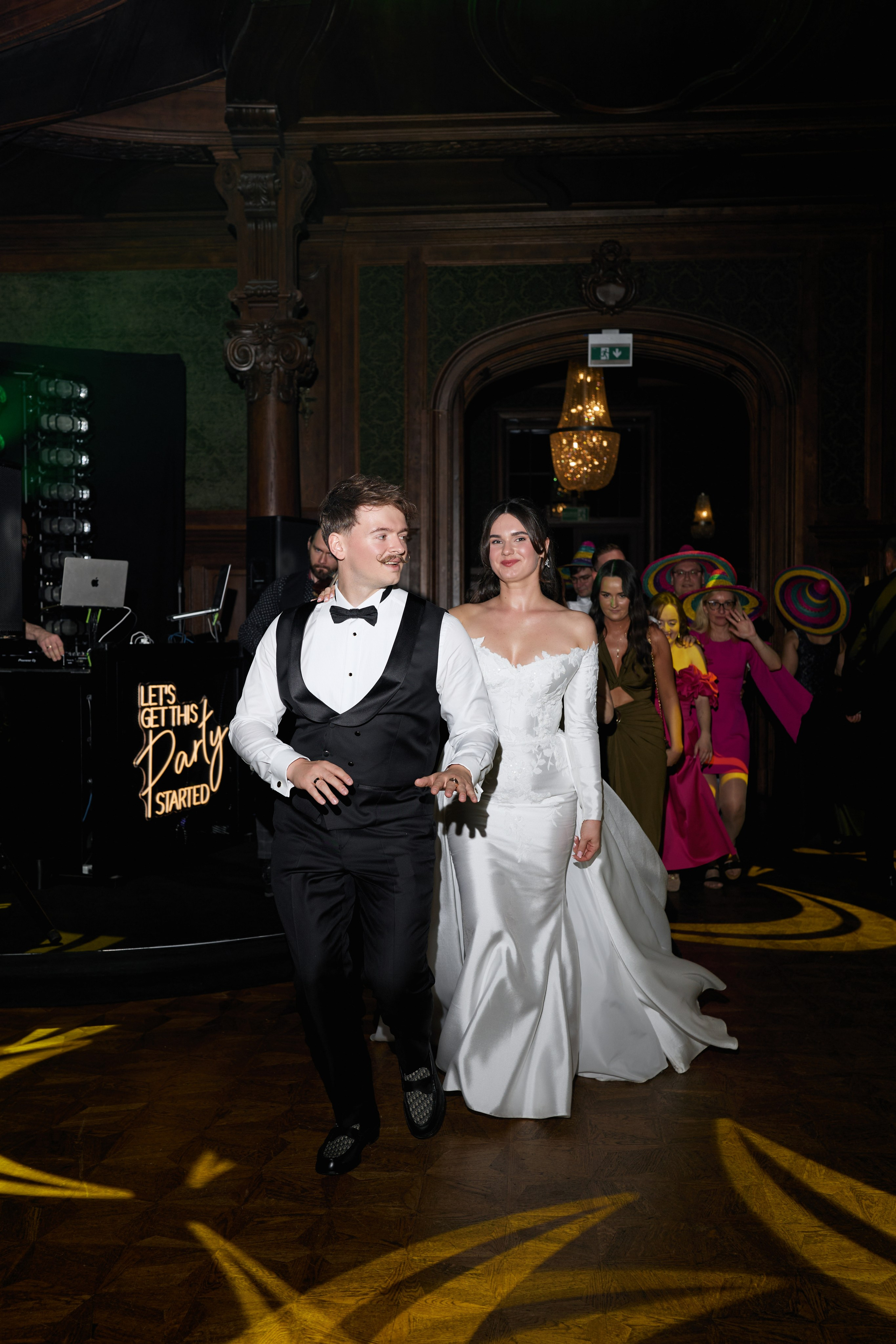 Wiktoria & Kacper. Pałac Goetz. Fotograf ślubny i rodzinny w Krakowie Yana Klymova
