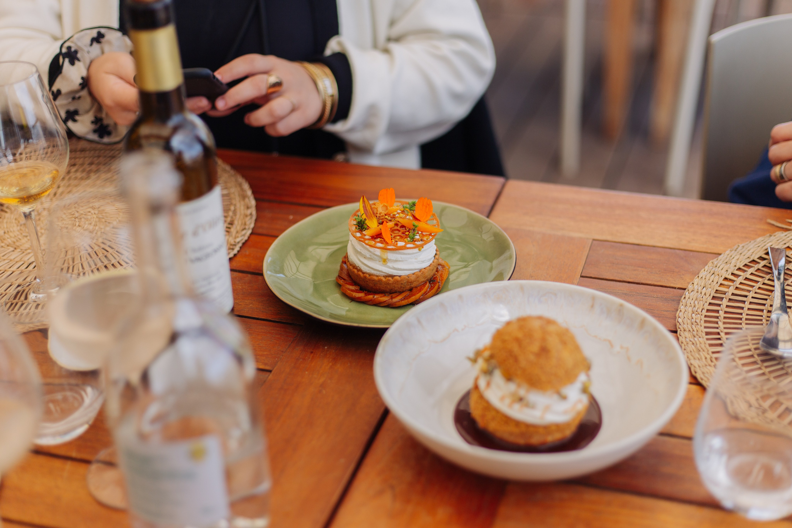 Photographe pour sommelière – Séance photo professionnelle pour entreprise. Photographe professionnelle à Poitiers, Tours et Châtellerault | Studio photo entre Poitiers et Tours – portraits, familles, entreprises, ma