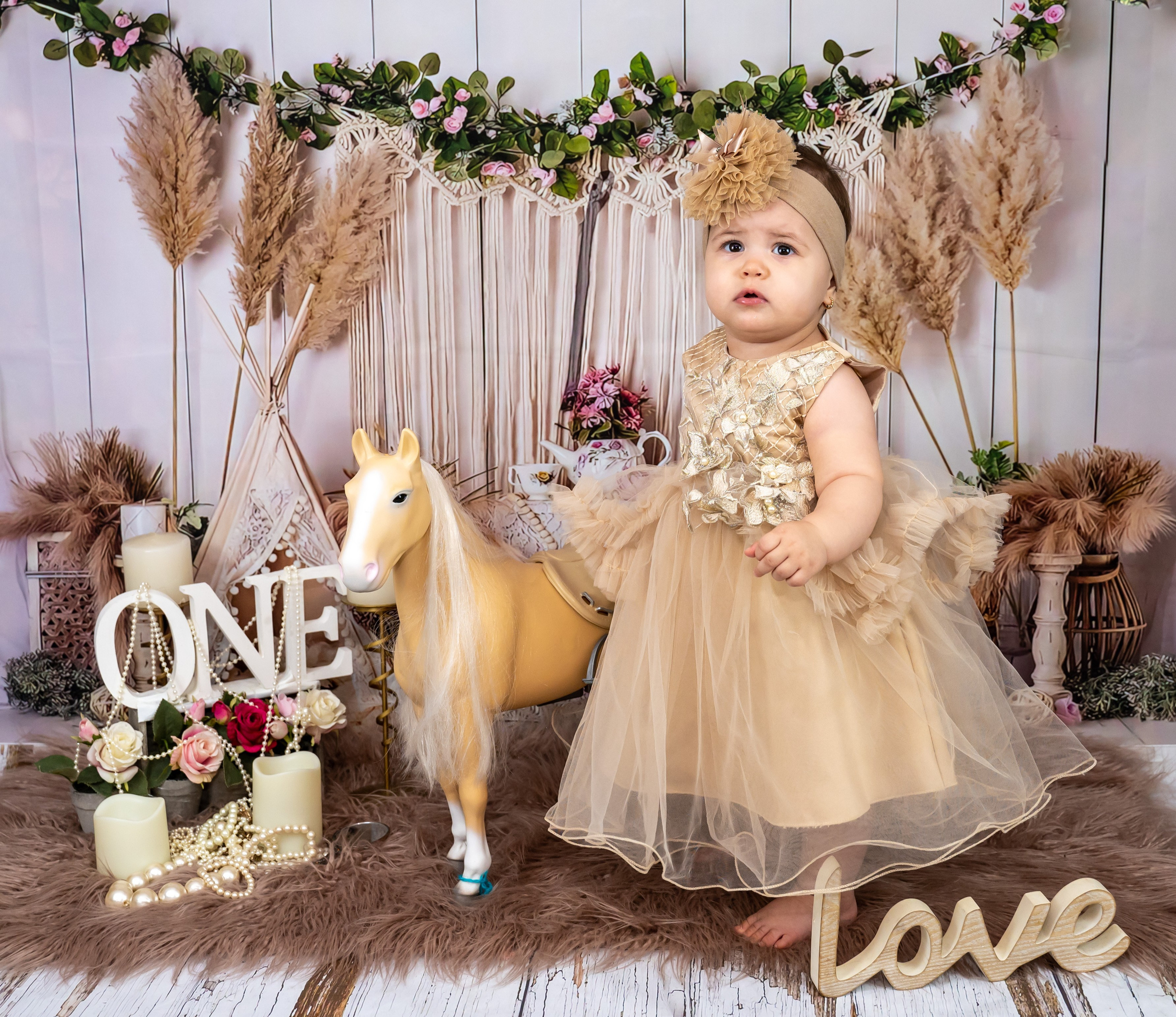 Smash the cake. Lucia Adam Family Photography