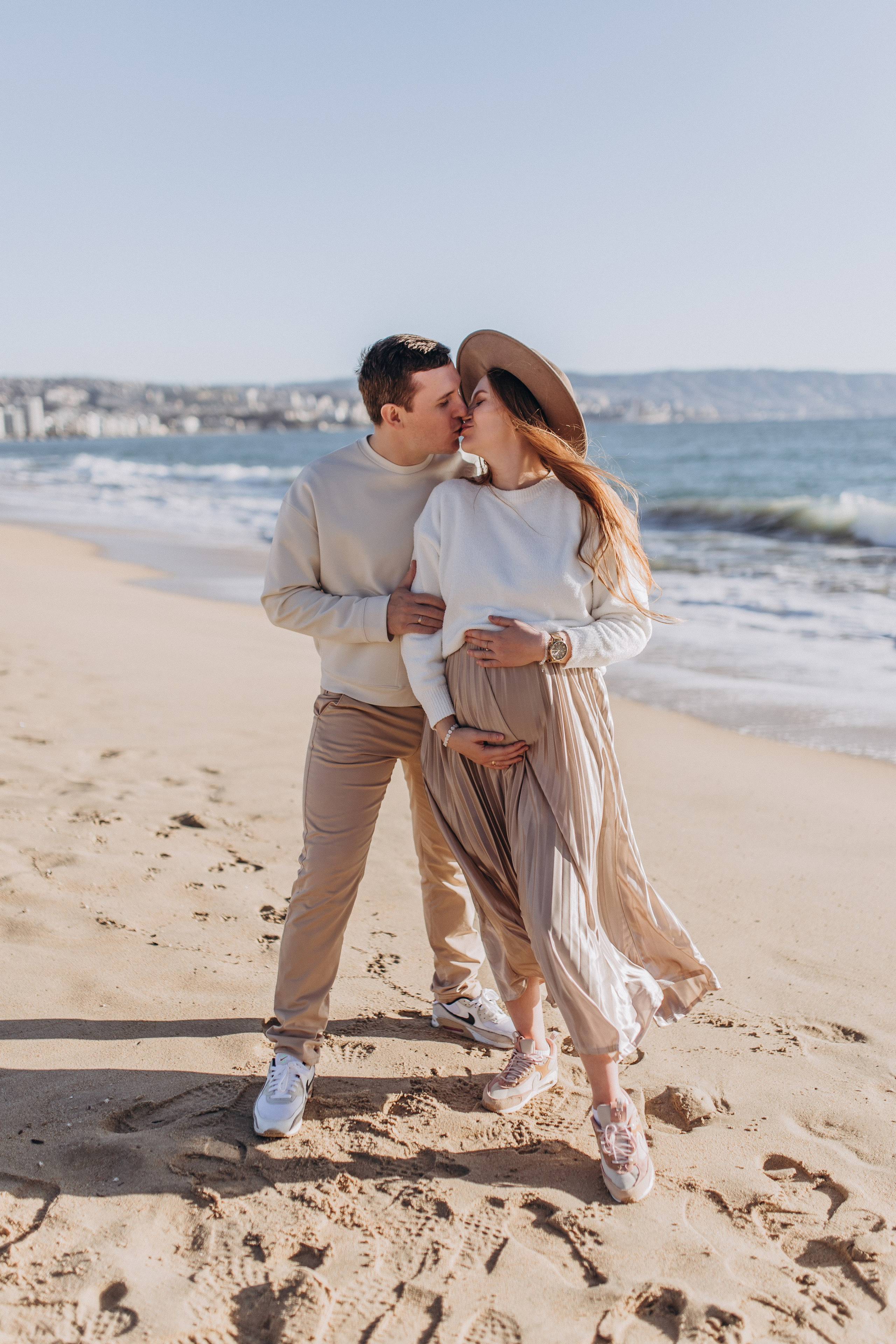 Sesión de embarazo en la playa en Chile — Luz dorada y naturaleza. Photographer in Santiago, Chile Anna Almazova