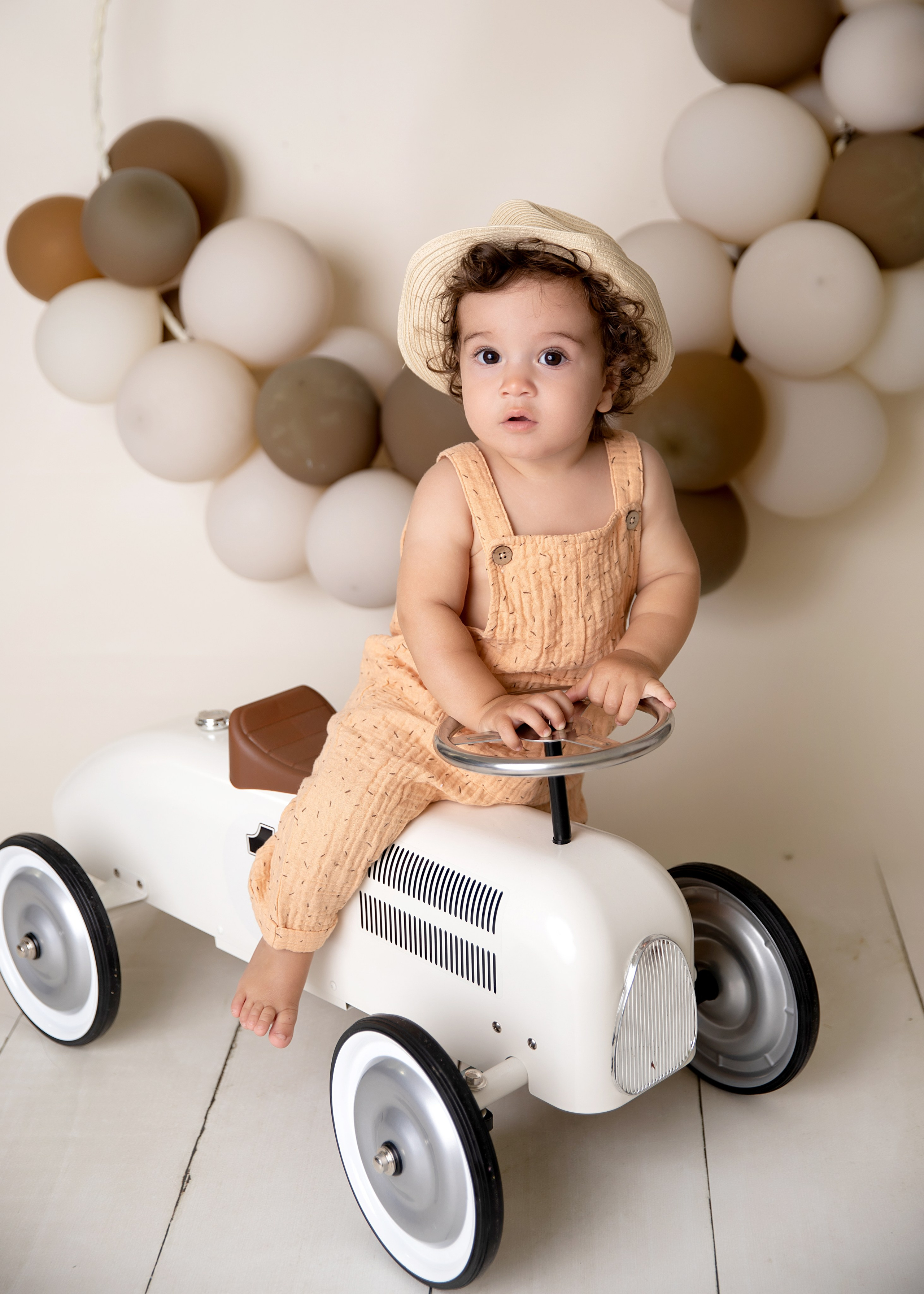 Fira ettårsdagen med en fotografisk fest, där vi fångar ditt barns glädje och de speciella stunderna på deras första födelsedag.