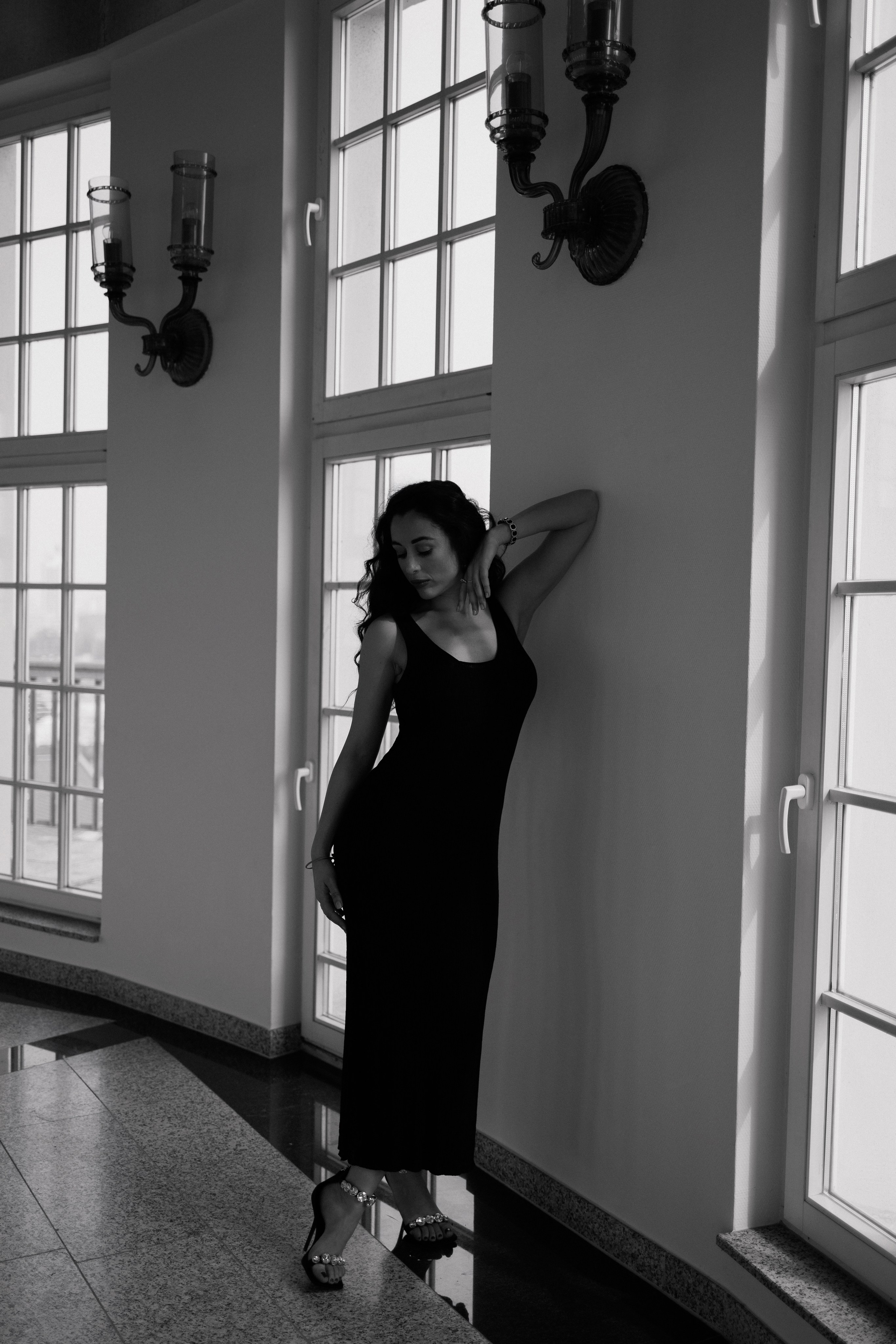 Elegant City Portrait in Leipzig. Woman in Black Dress&Hat timeless Urban Photography by Kristina Kozheltsova. Kristina Kozheltsova- Soulful Portrait&Lifestyle&Love Story Photographer in Leipzig, Germany