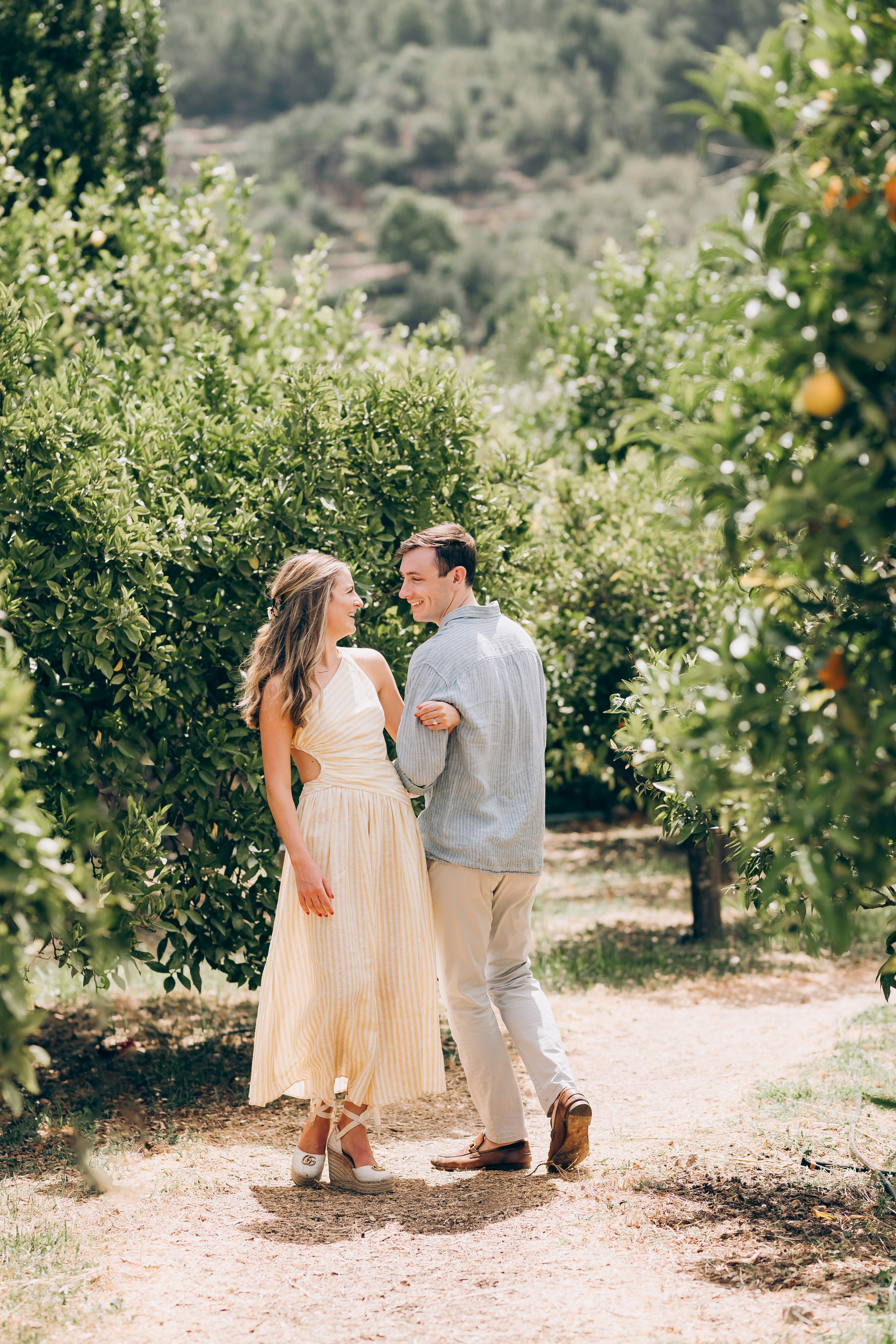 Relaxed Couple Session in Mallorca — Citrus Fields & Seaside. Фотограф у Пальма де Майорка