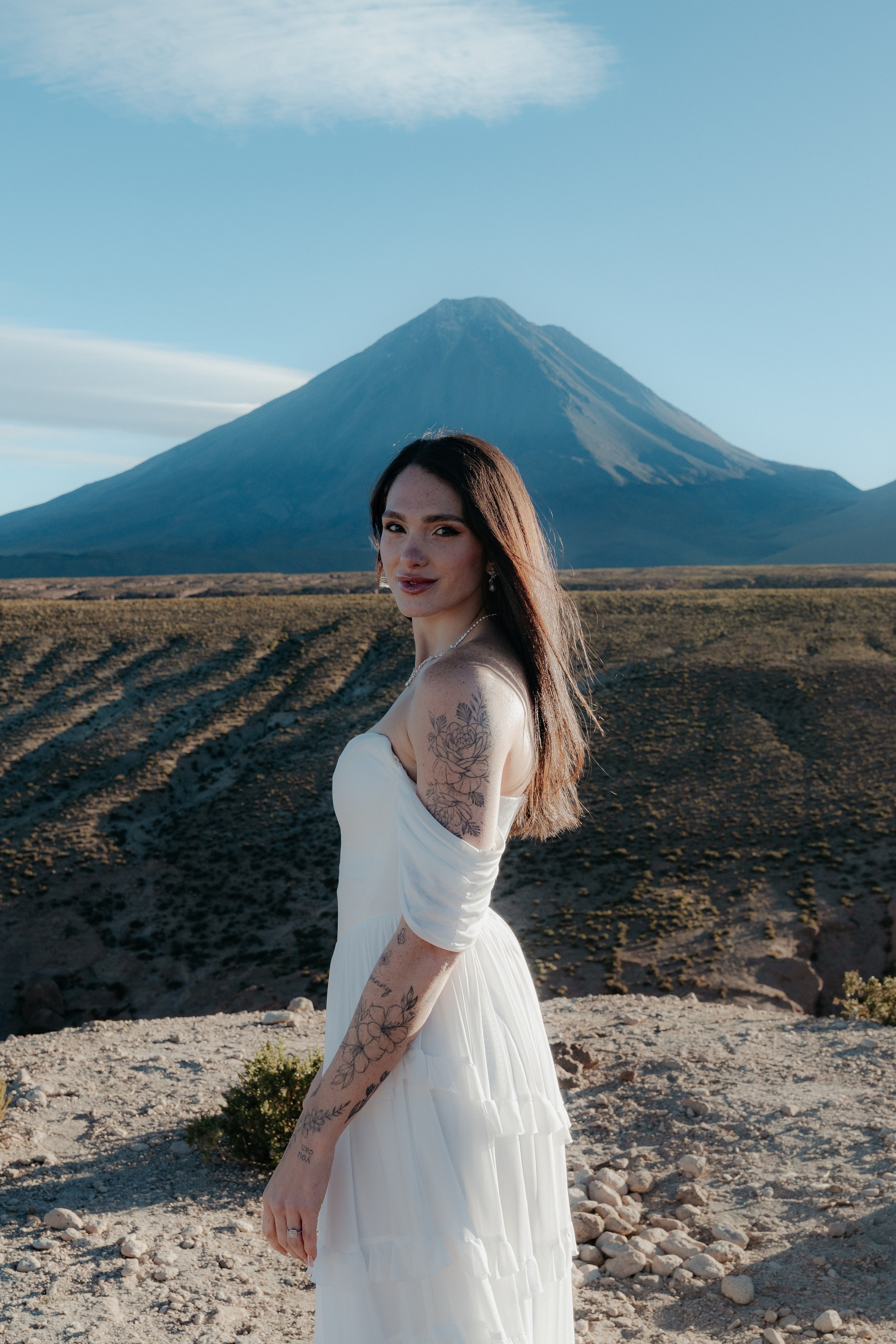 Pre-wedding no mirante do vulcão Licancabur. Photographer in San Pedro de Atacama