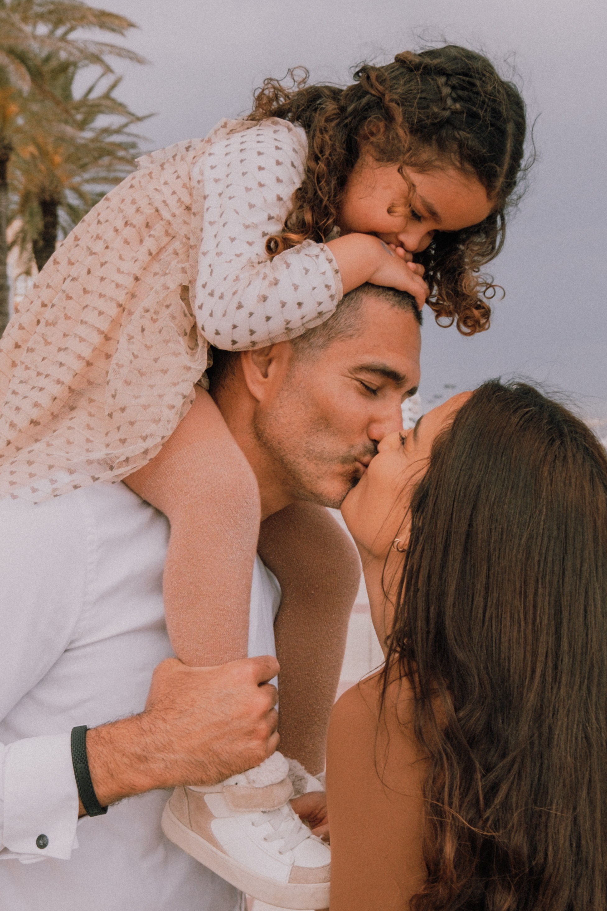 Sesión familiar en la playa. Fotografía profesional en Calafell - Elena Medvedeva