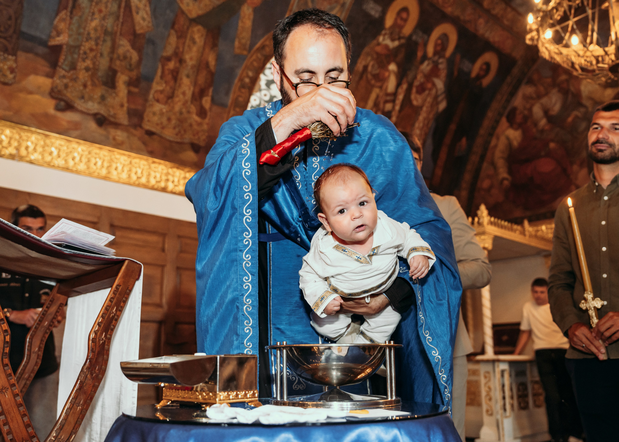 Beba na krštenju u crkvi u Beogradu
