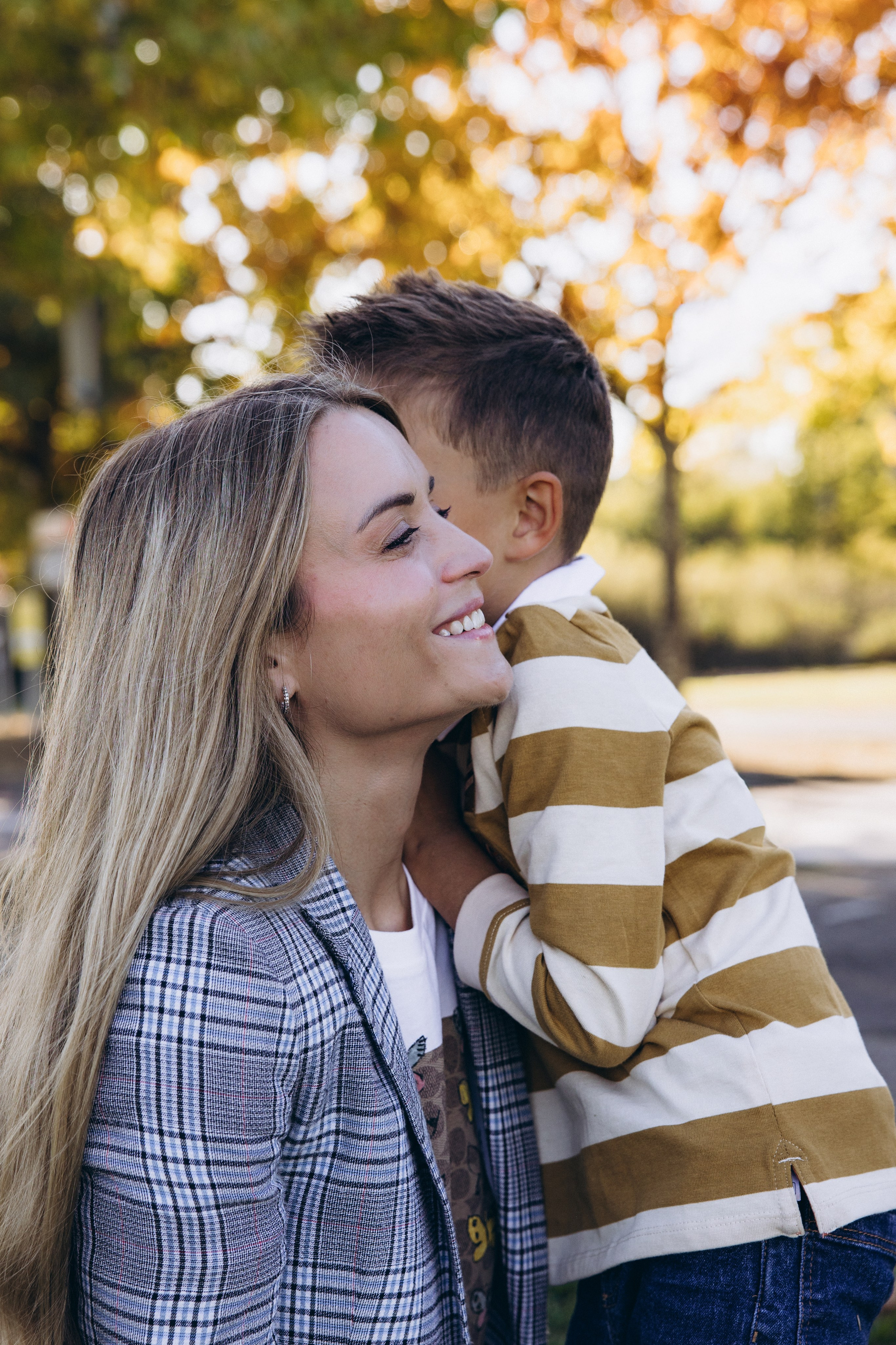 Autumn mother-son family photoshoot in Toulouse. Eugénie Smirnova — your photographer in Toulouse and southwest France