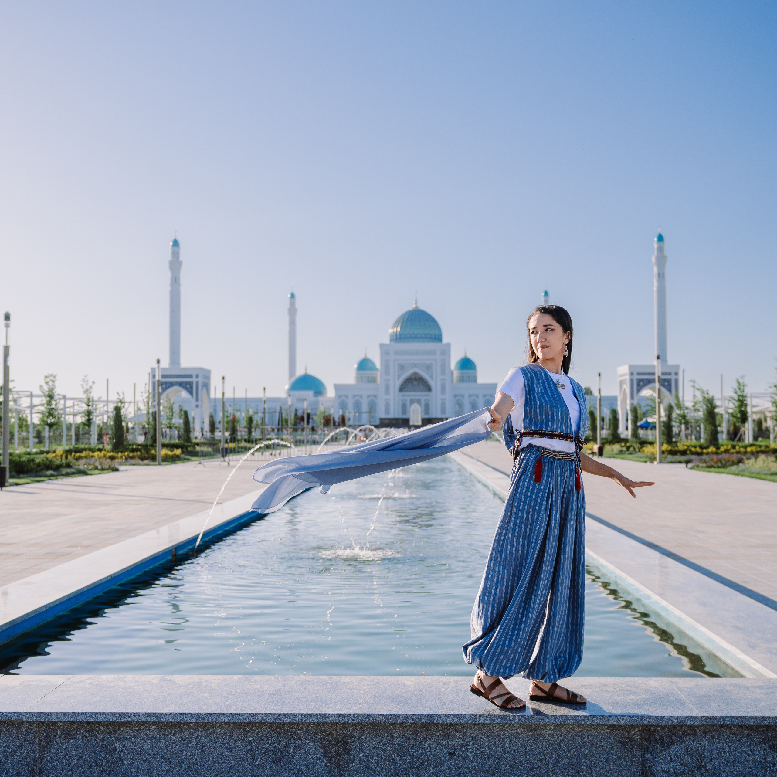 Аренда длинных узбекских платьев для фото. Фотограф в Узбекистане и Самарканде Джасур Марупов