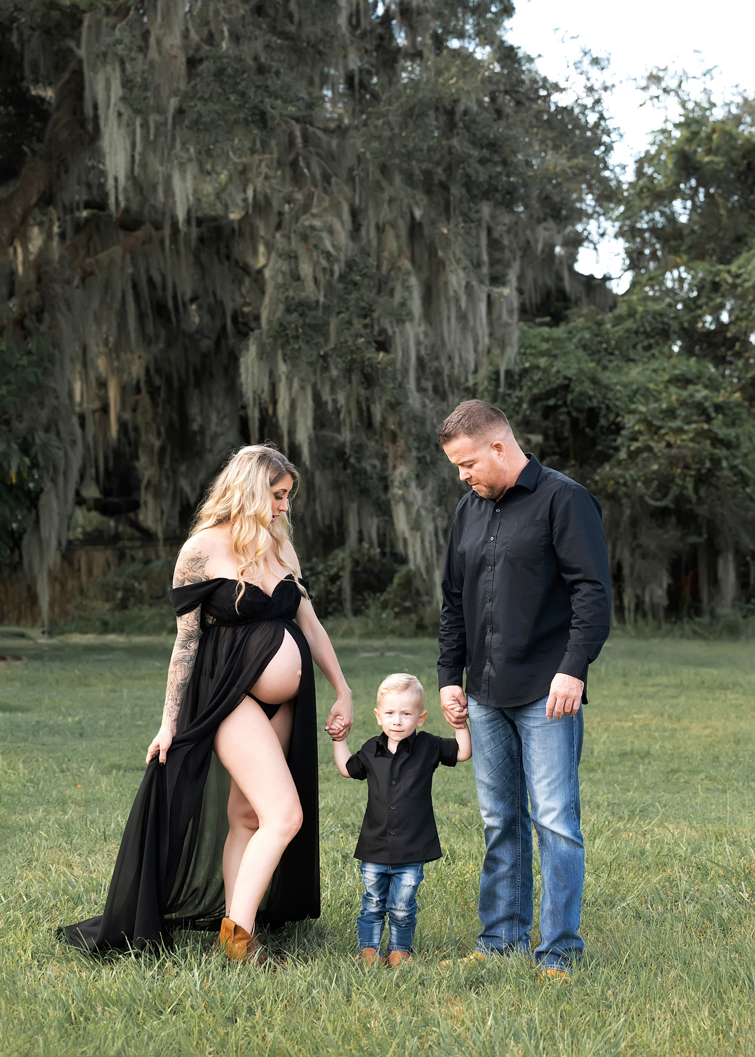 Maternity session outside. Portrait, kids and family photographer in Wesley Chapel Alina Alice Osipova