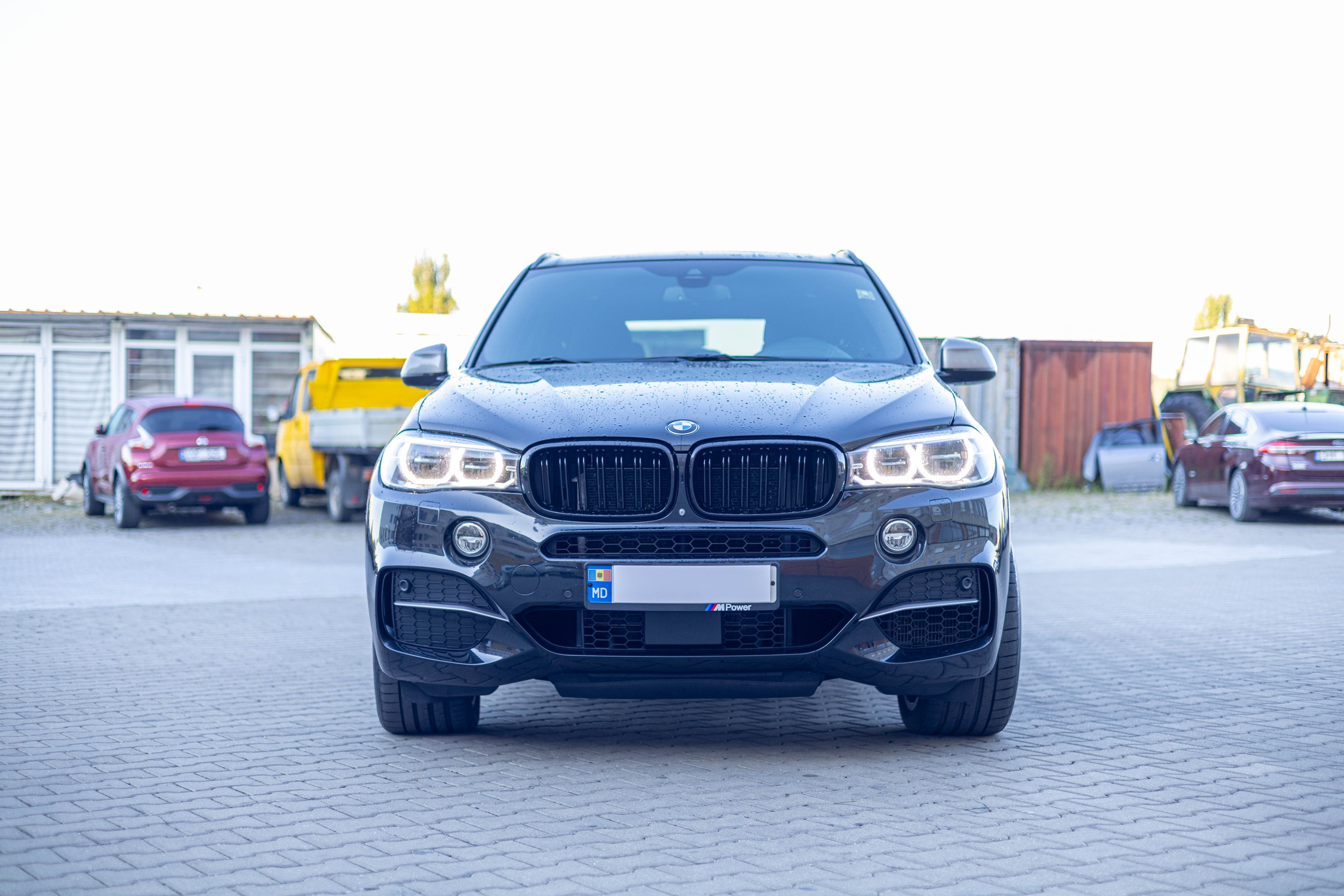 Легковой автомобиль на продажу, вид спереди