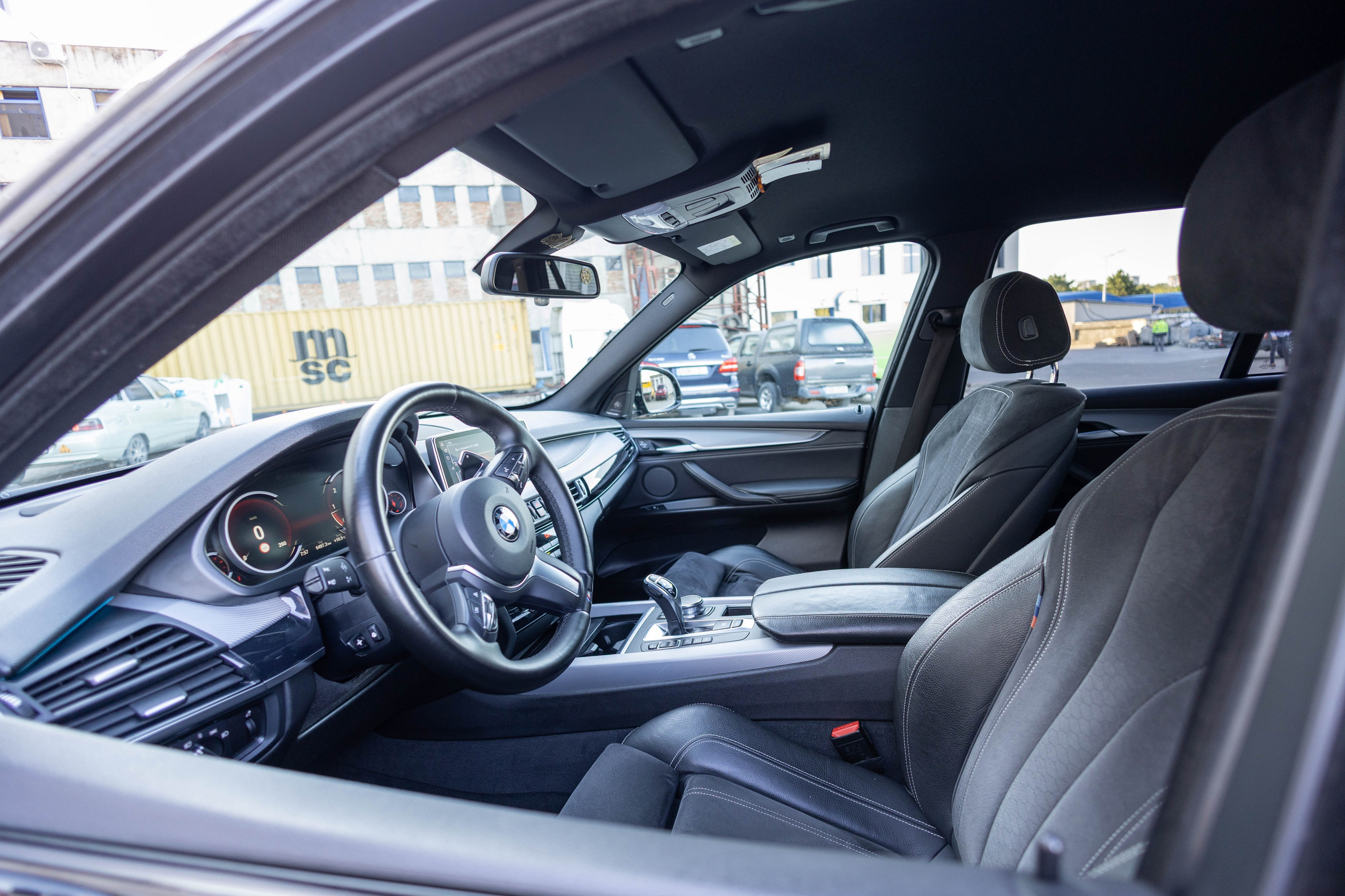 Салон автомобиля, передняя панель и руль