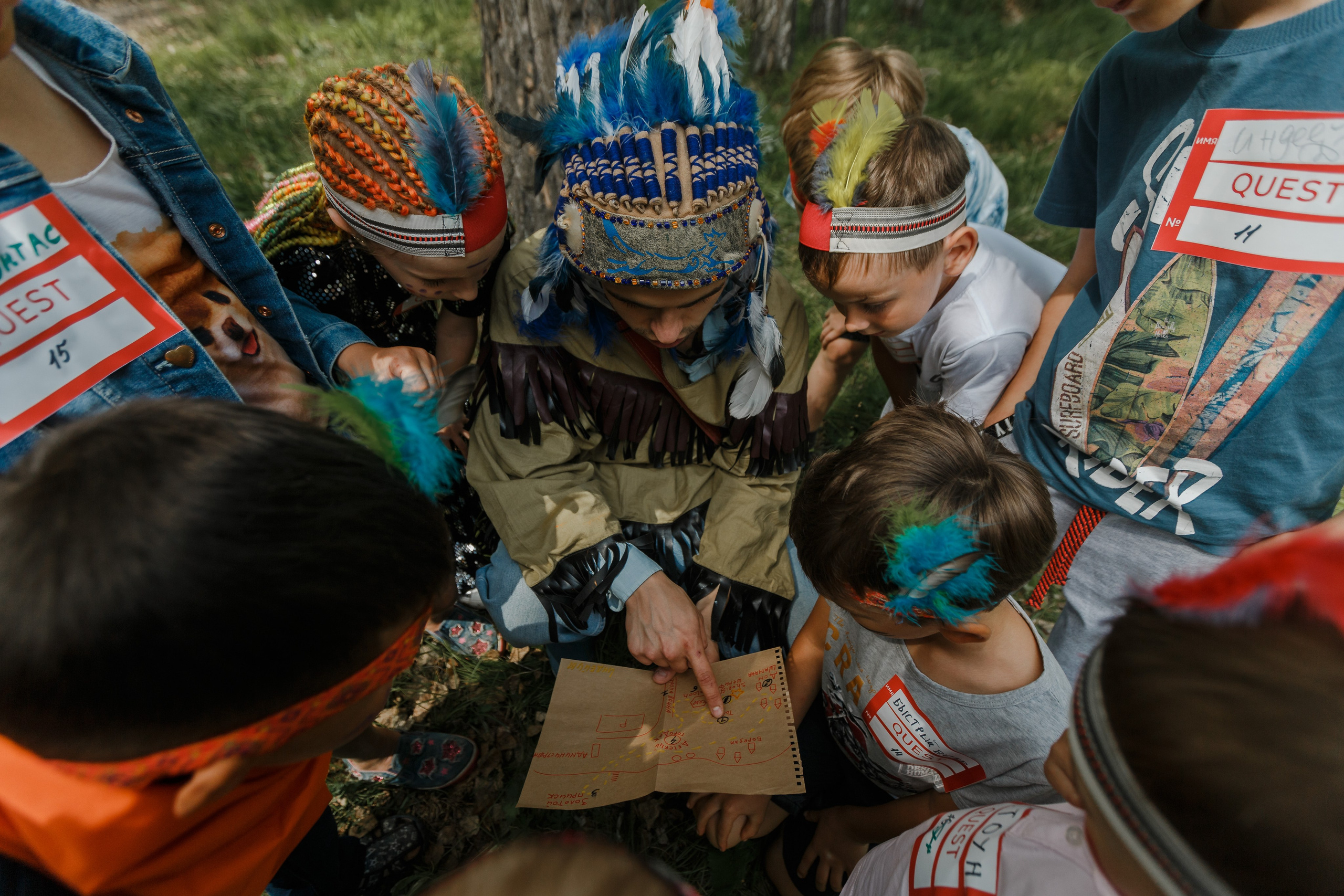 Los niños miran el mapa para encontrar tesoros