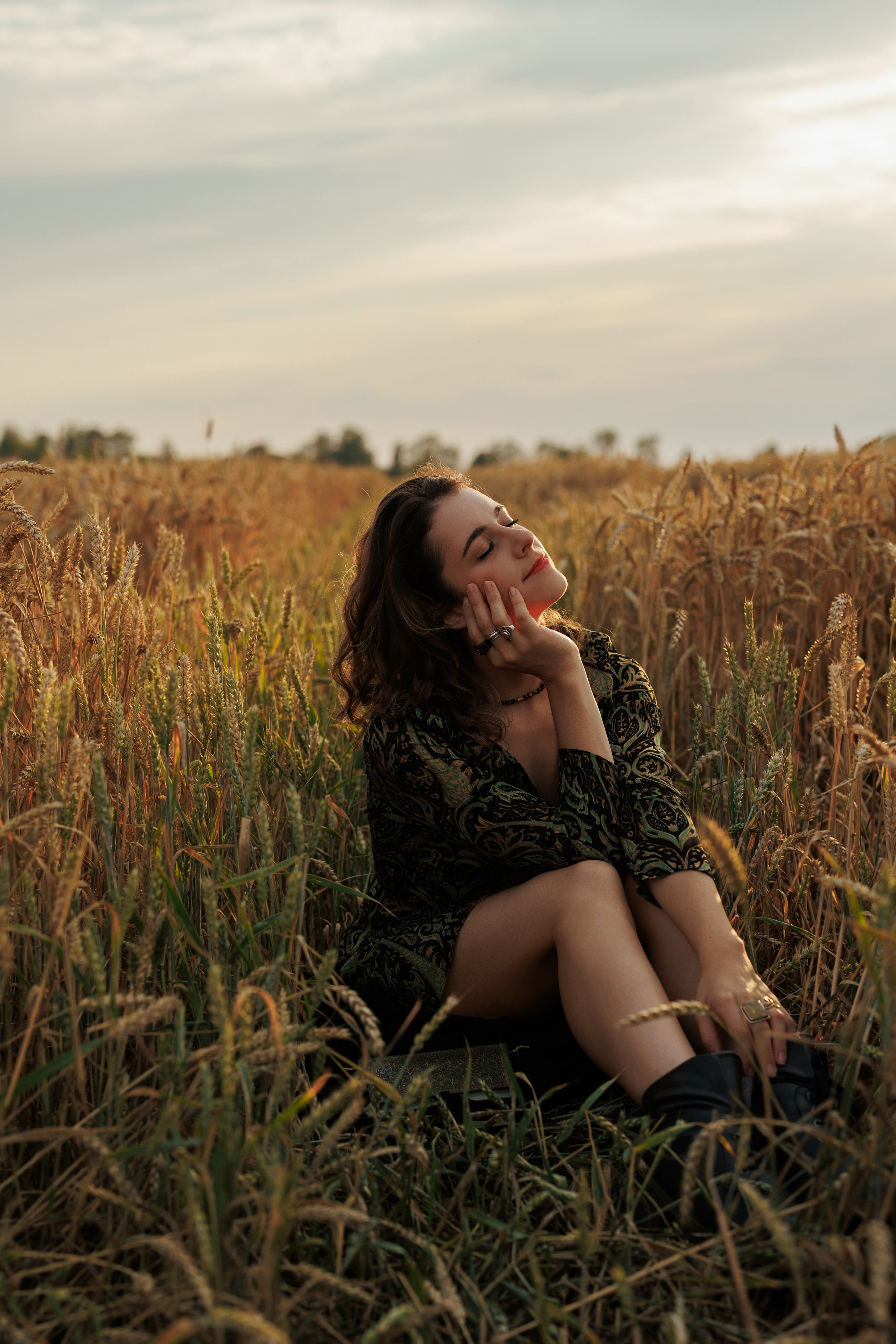 Outdoor Portrait in the Field. Woman with book. Soft&Aesthetic Photography by Kristina Kozheltsova. Kristina Kozheltsova- Soulful Portrait&Lifestyle&Love Story Photographer in Leipzig, Germany