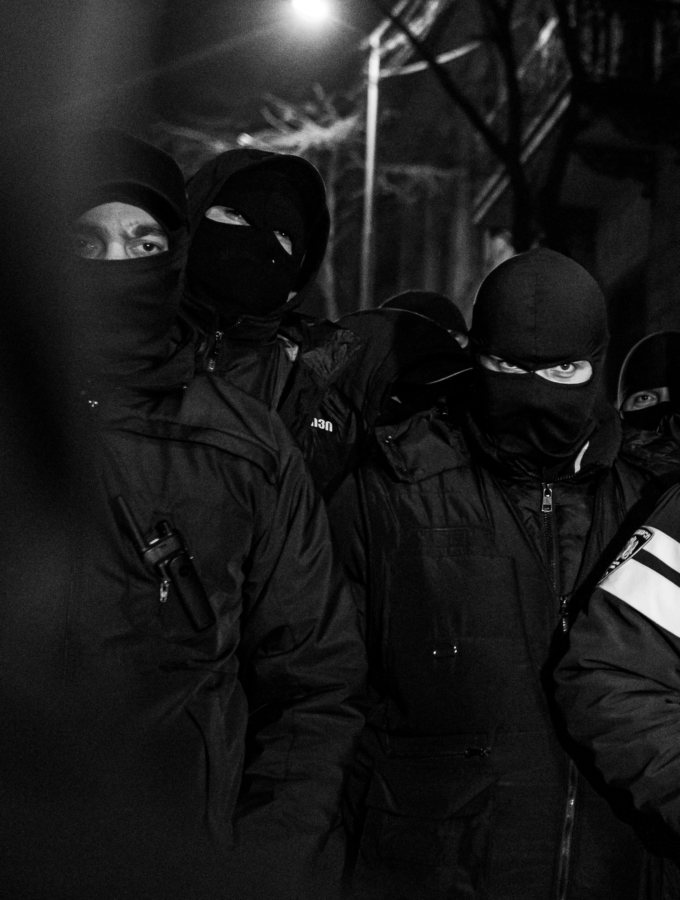 Les forces spéciales déployées devant le Parlement font face aux manifestants.