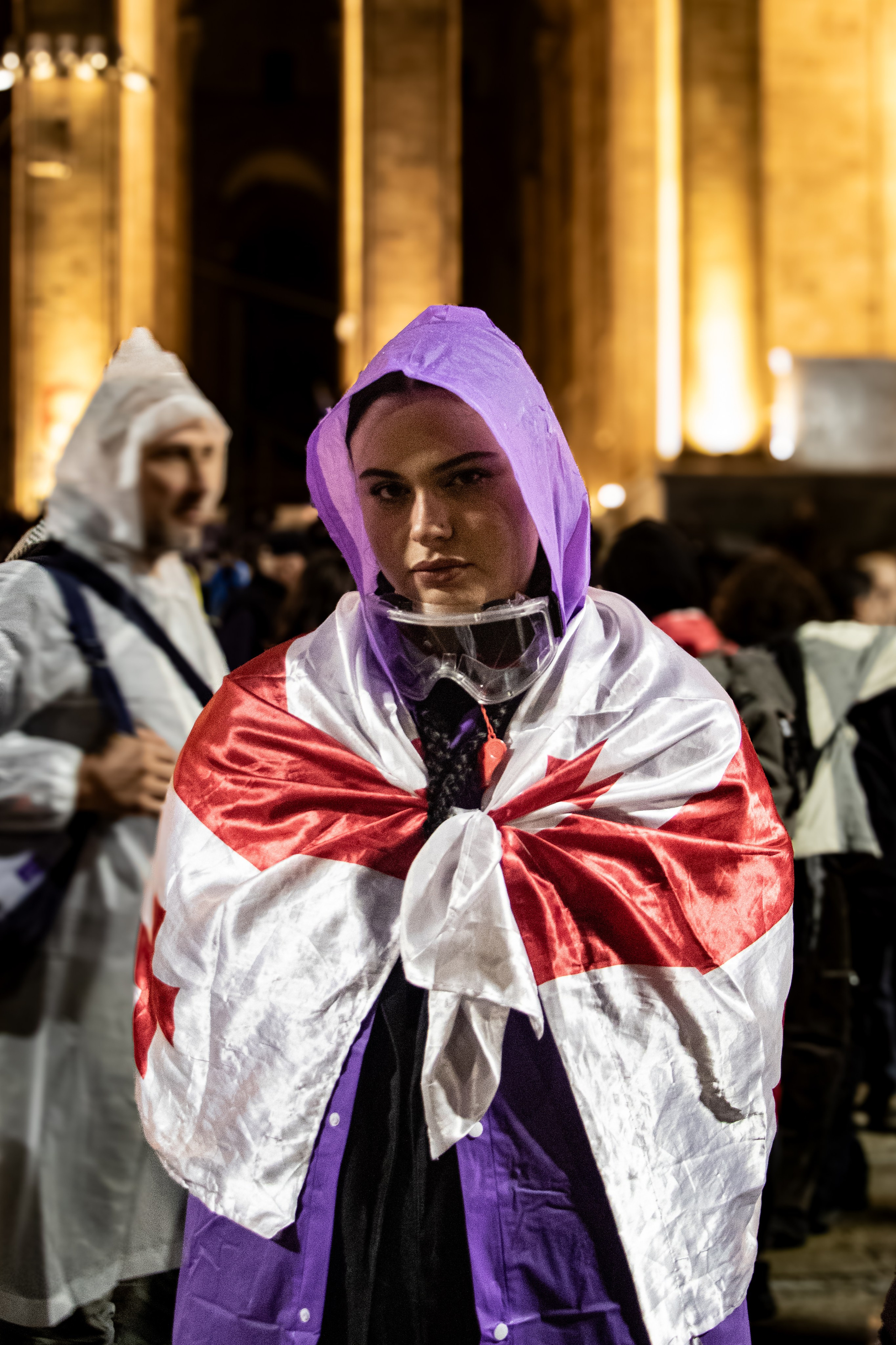 Portrait d'une manifestante devant le parlement Géorgien.