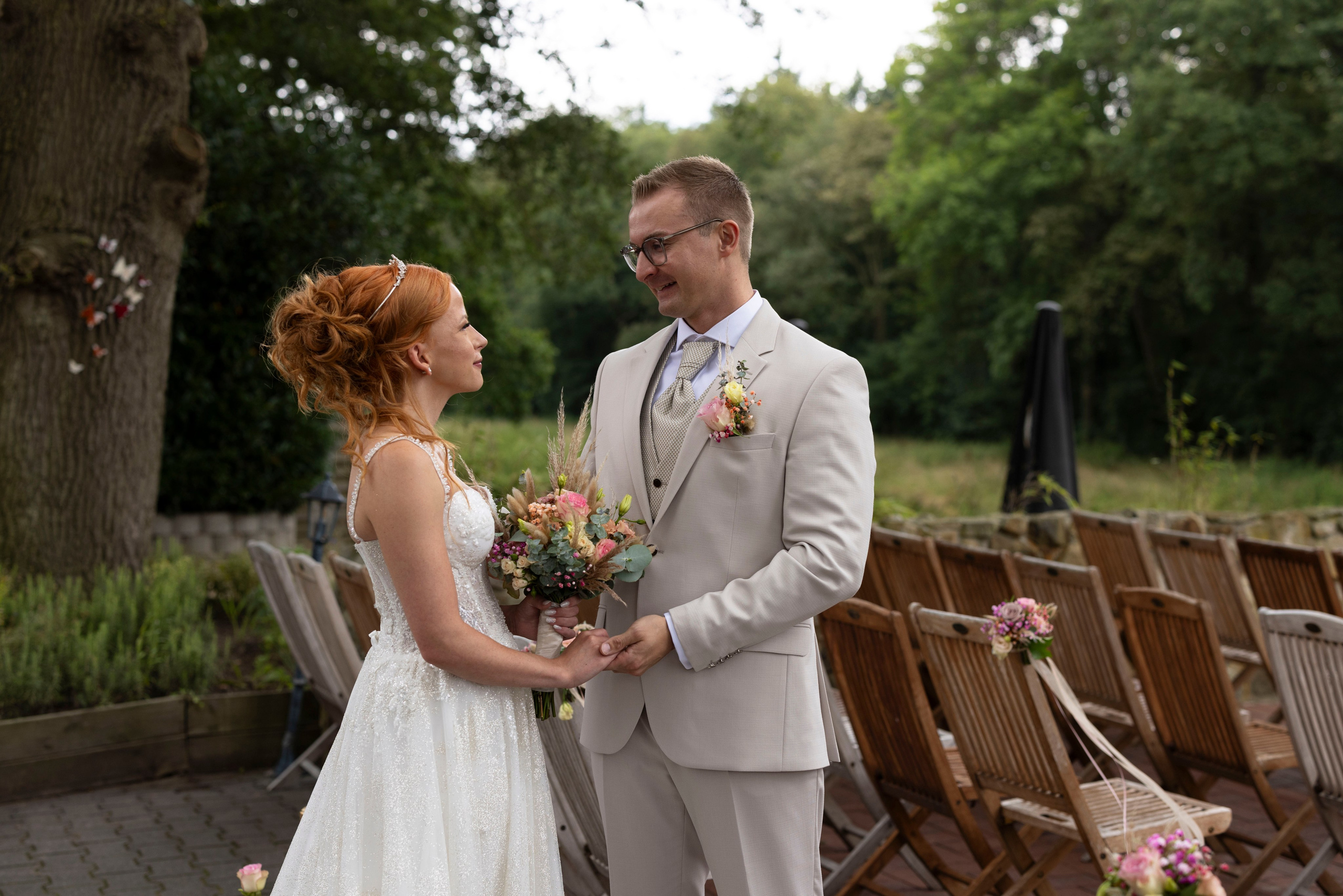 „Zeremonie im Artland Kotten mit romantischen Details und einer traumhaften Naturkulisse für das Brautpaar.“