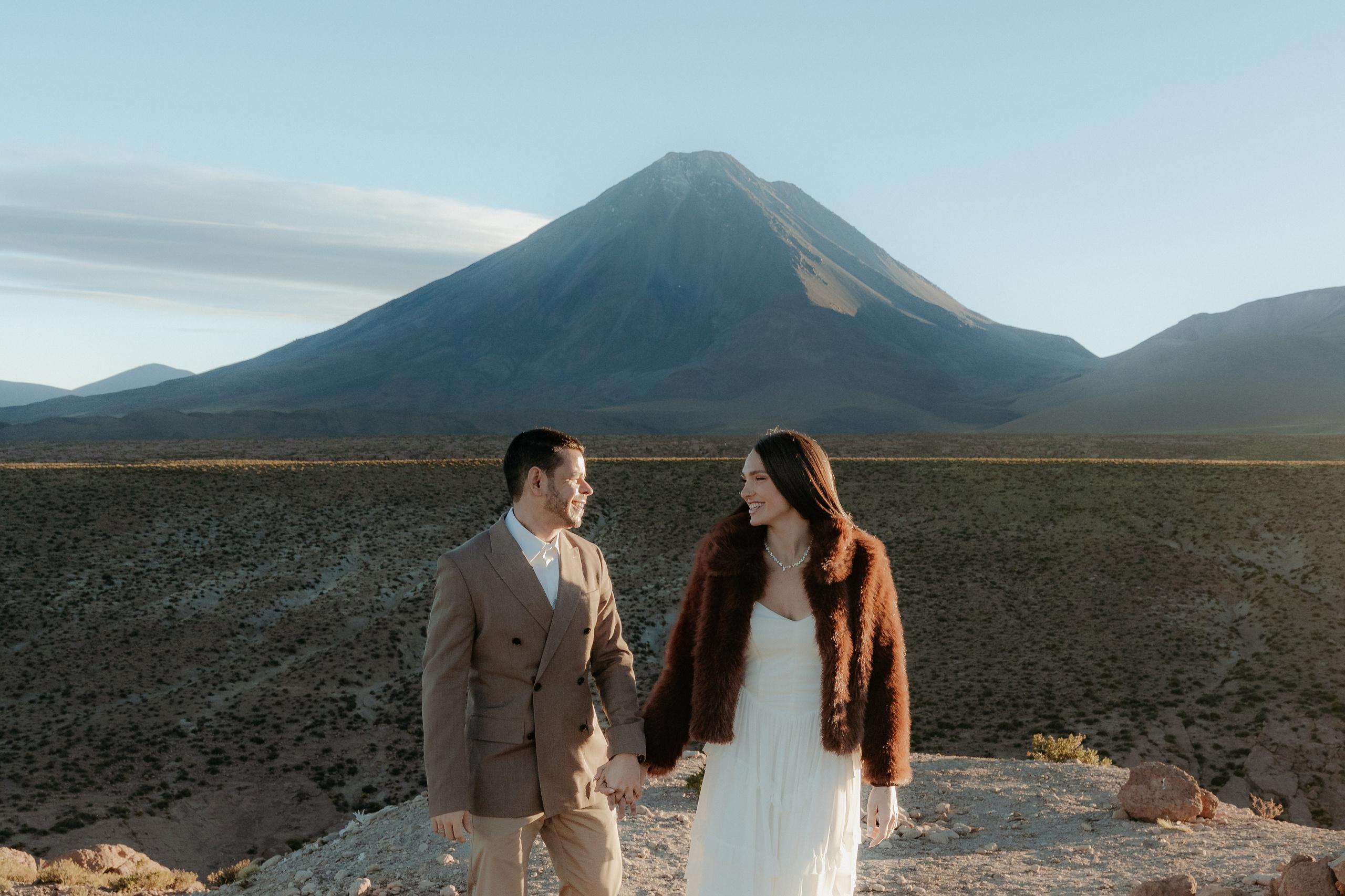 Pre-wedding no mirante do vulcão Licancabur. Photographer in San Pedro de Atacama