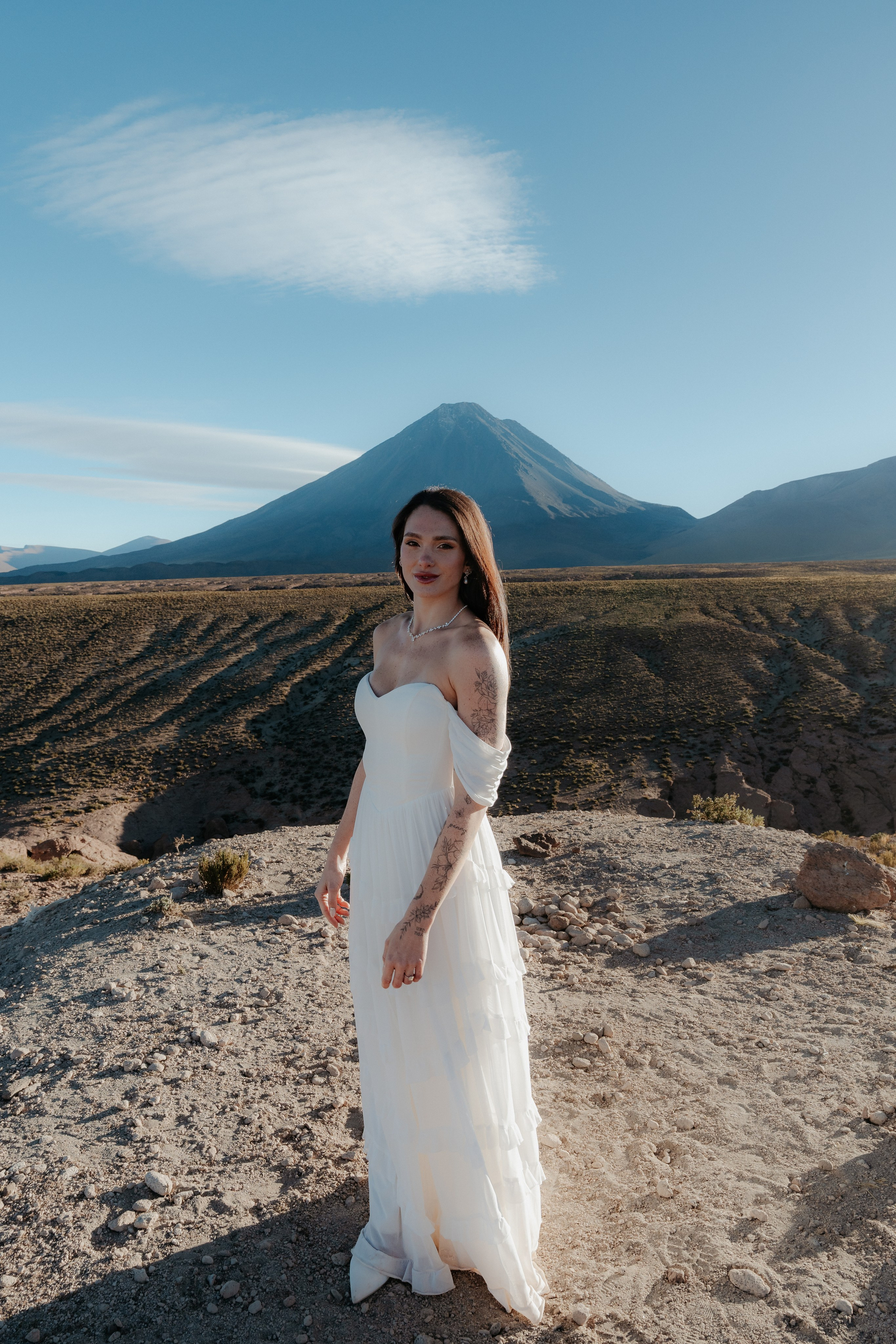 Pre-wedding no mirante do vulcão Licancabur. Photographer in San Pedro de Atacama