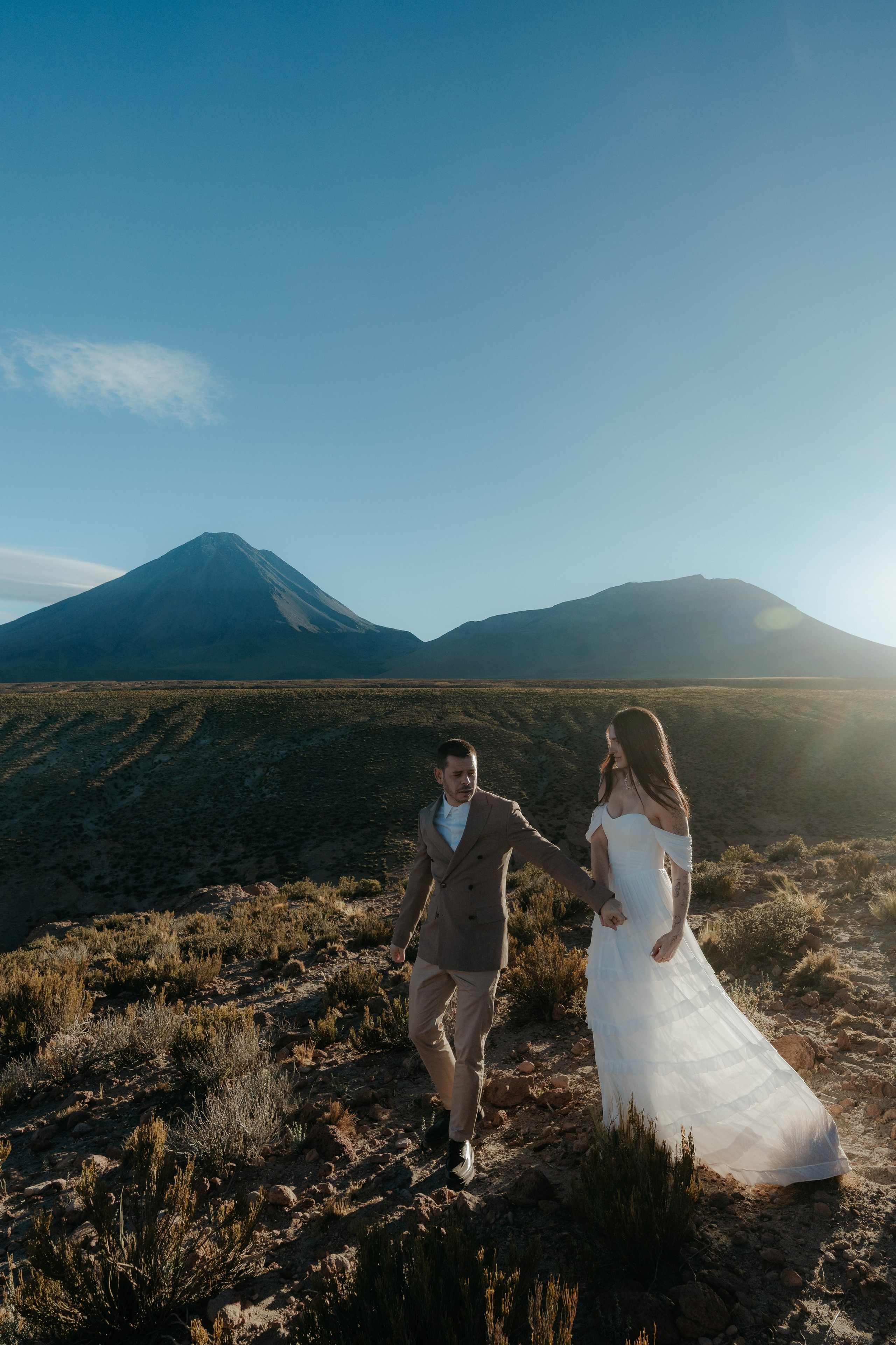 Pre-wedding no mirante do vulcão Licancabur. Photographer in San Pedro de Atacama