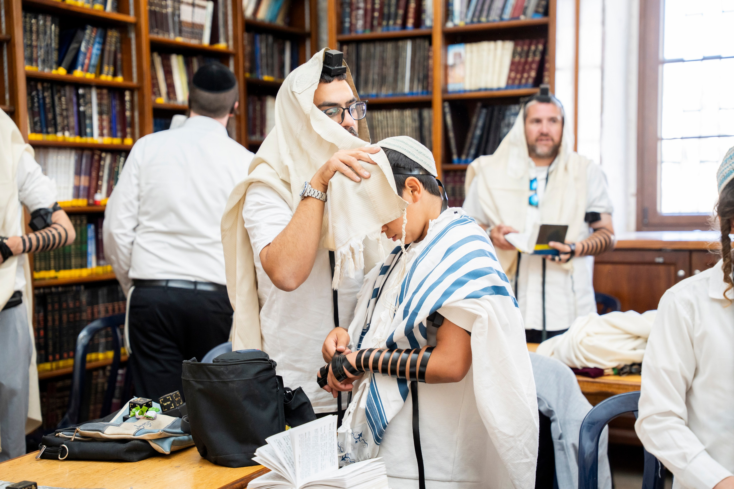 הנחת התפילין רפאל לוי. יוסף מזרחי צילום חתונה, ברית וזוגיות. צלם מקצועי שאוהב להוציא אתכם הכי יפים ברגעים הכי מרגשים