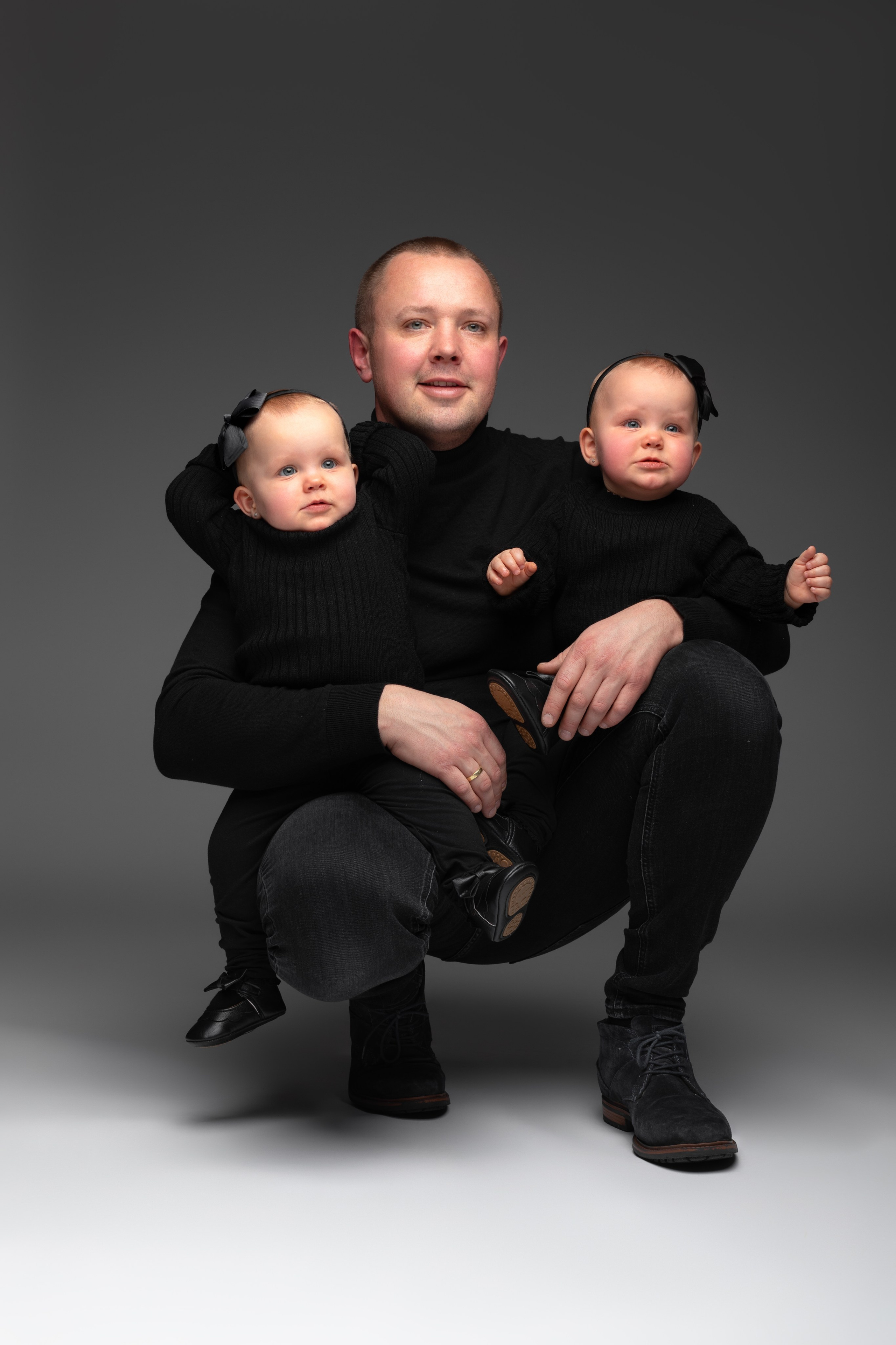 Paarshooting Weinheim – verliebtes Paar kuschelt zärtlich im Fotostudio, LAV Fotostudio