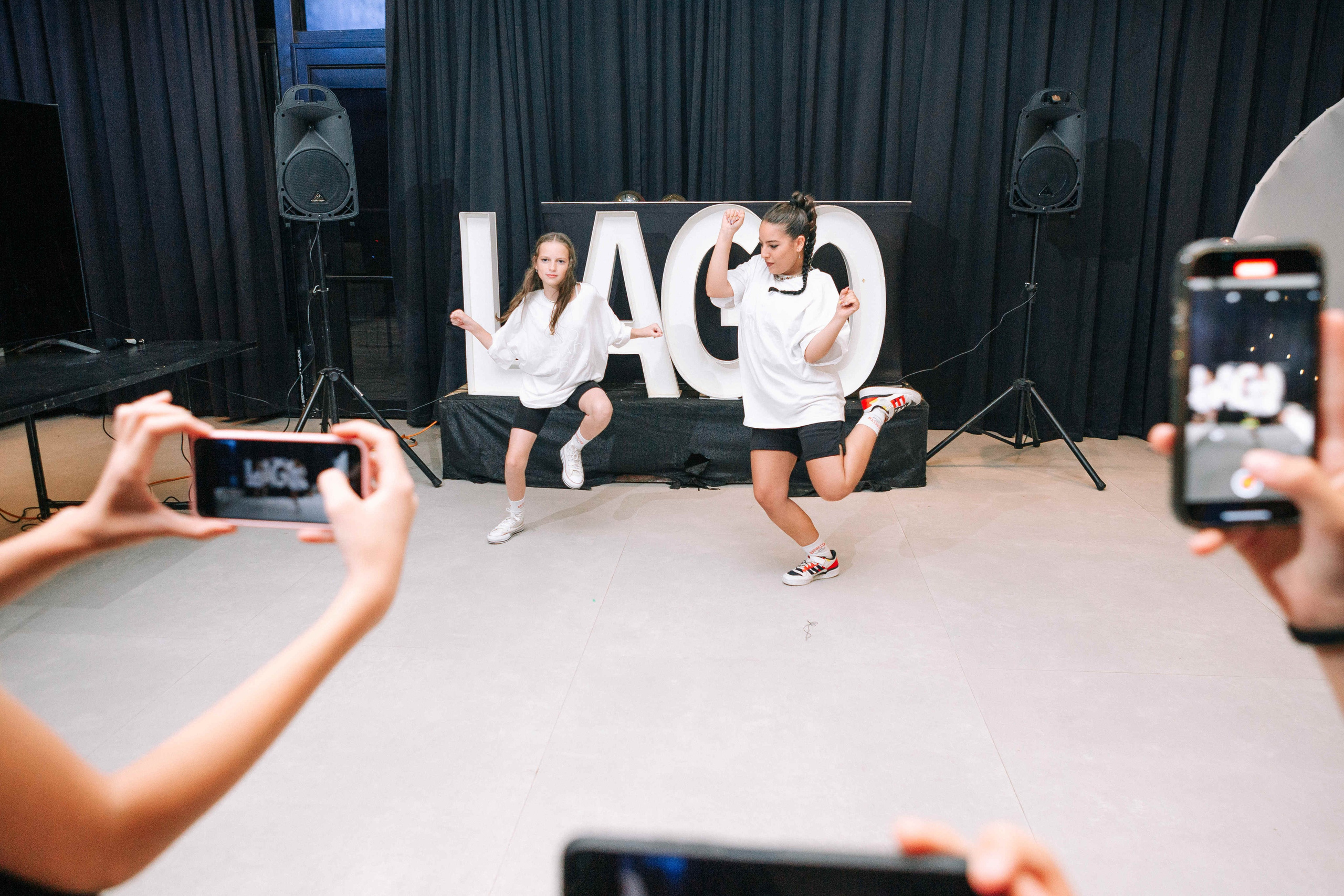 PARTY WITH FRIENDS. Https://shi-photo.com/