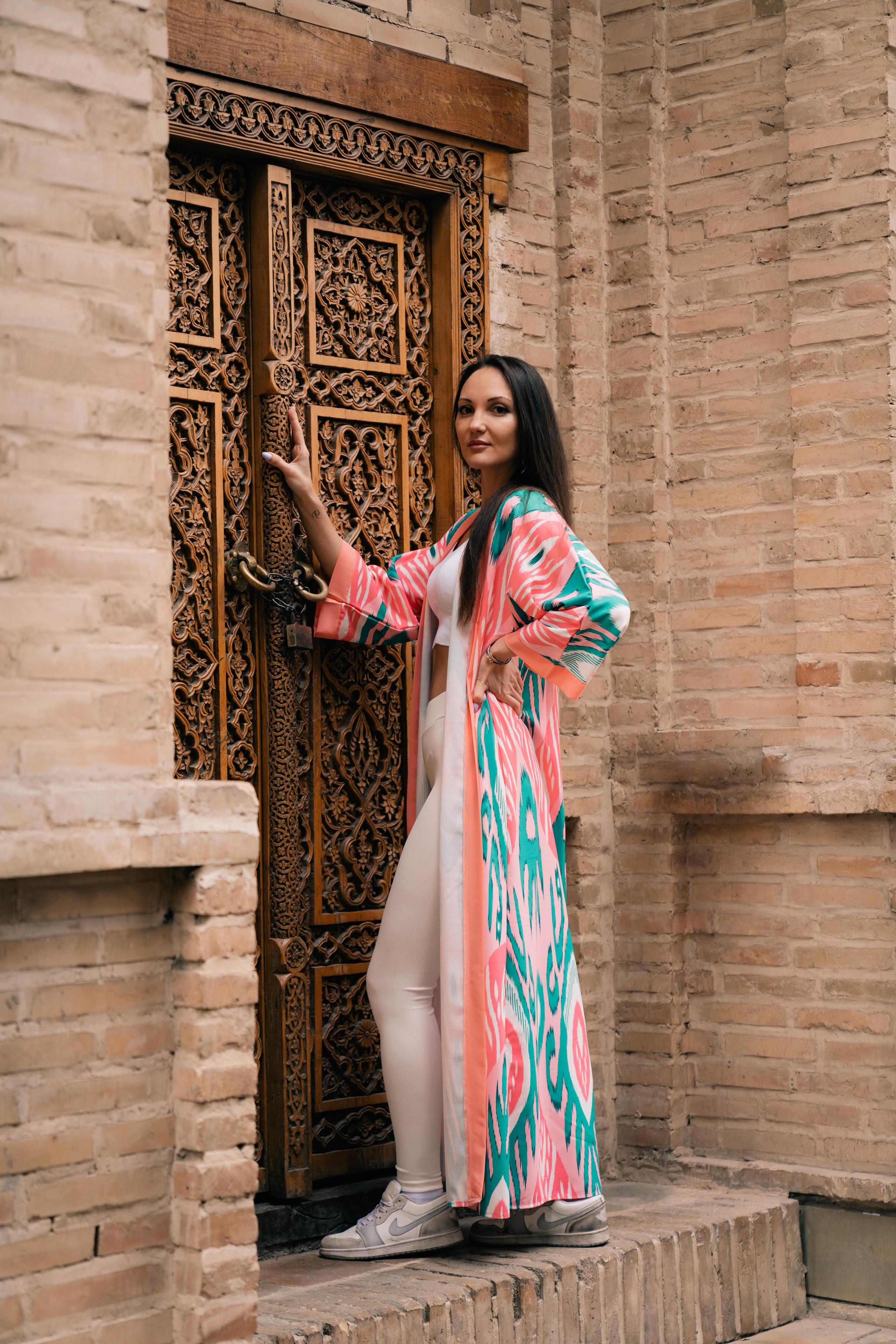 Photoshoot in a robe in Samarkand: Unique Shots with the Shah-i-Zinda. Photographer in Uzbekistan and Samarkand Djasur Marupov