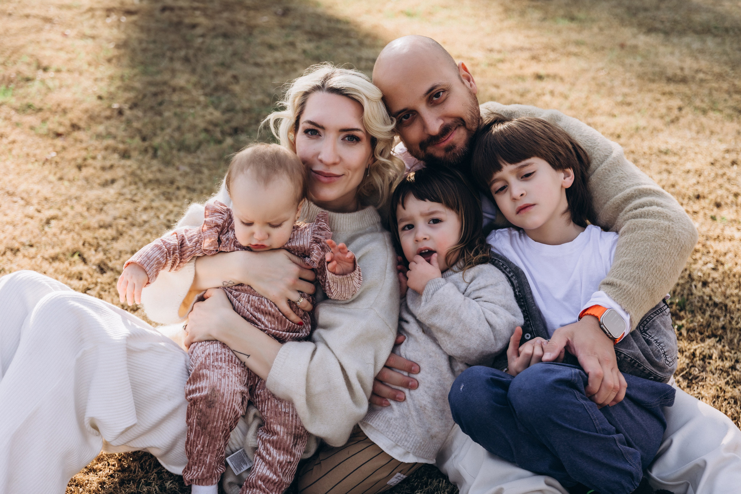 Sesión de fotos familiar en casa — Momentos reales y acogedores. Photographer in Santiago, Chile Anna Almazova