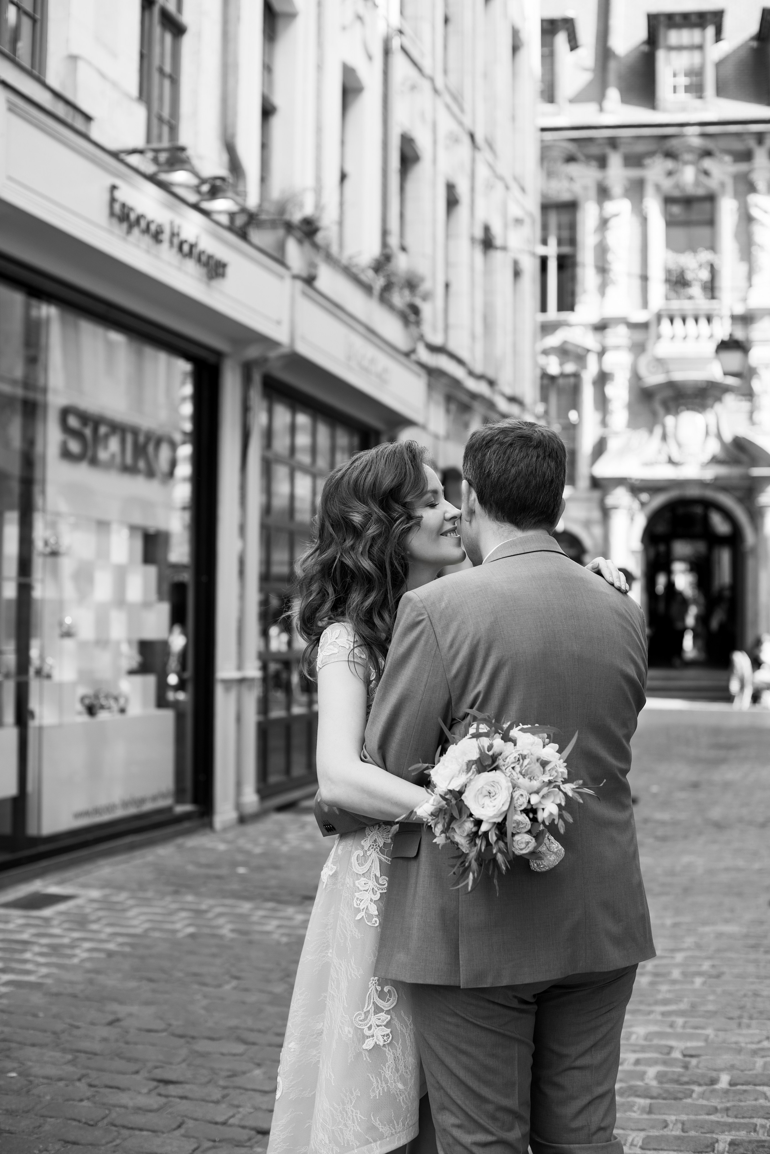 Couple marié sur un yacht au large de Cannes