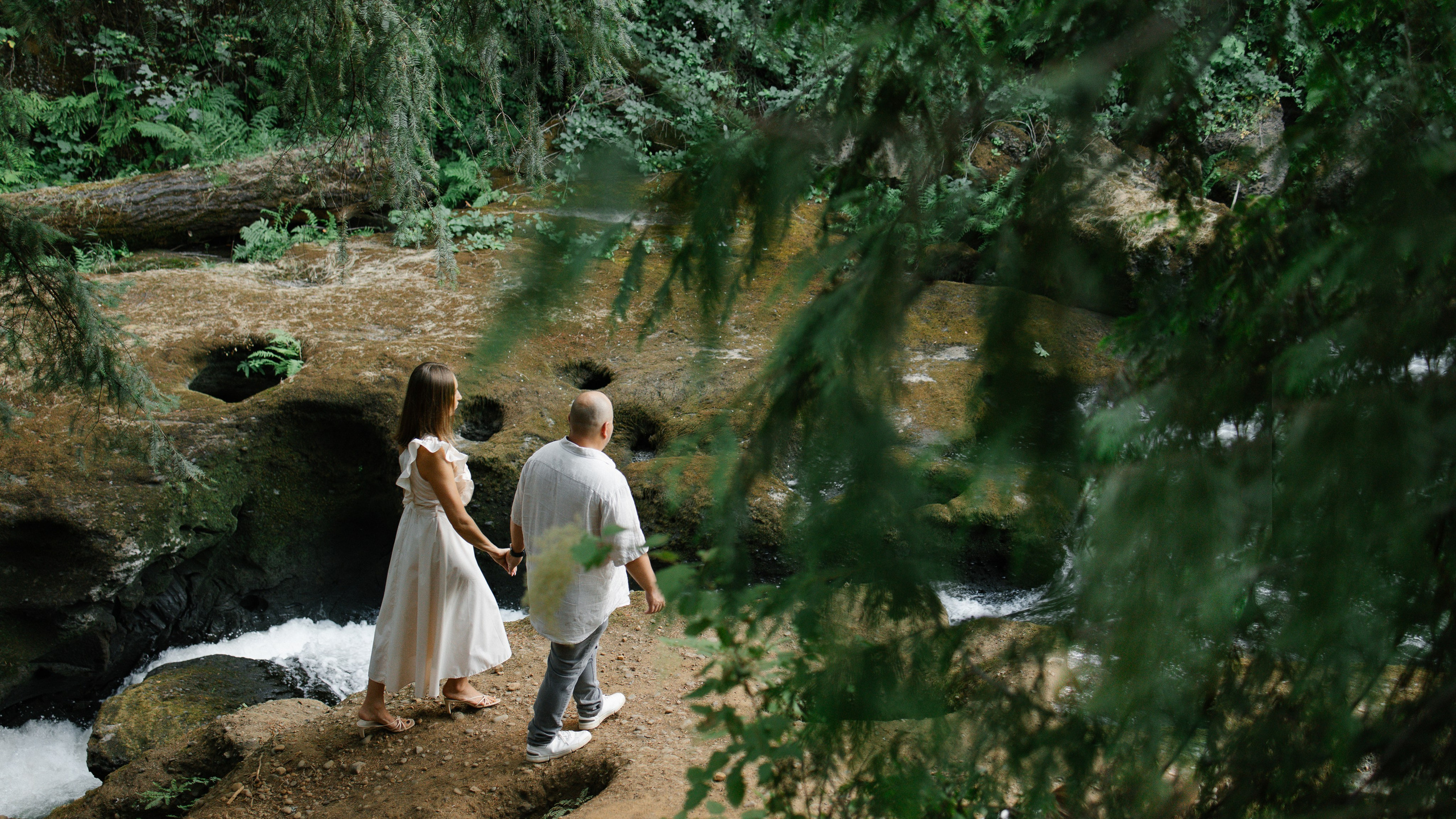 Solitude in the Embrace of Nature. Family photographer Oregon — Washington