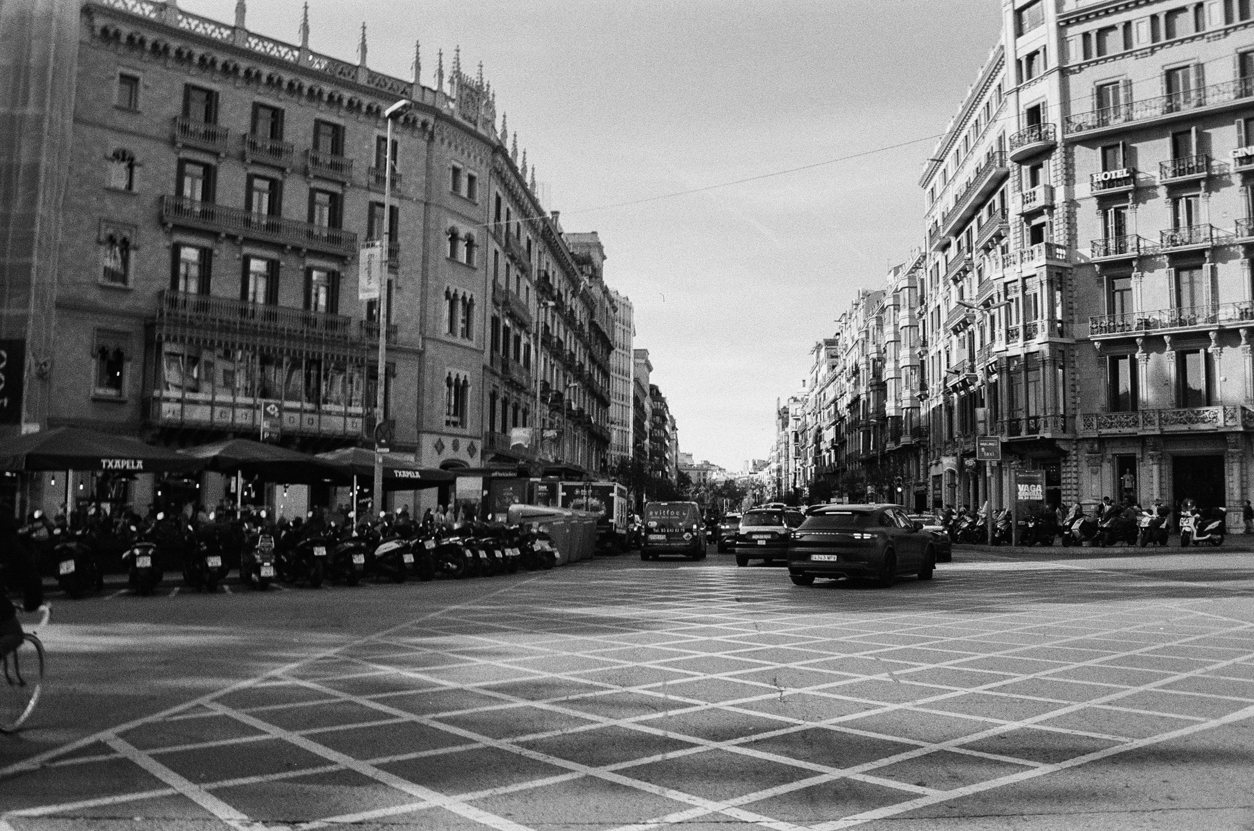 Barcelona — Light, Rhythm and Architecture. Wedding Stories — Professional Wedding Photography & Videography in Germany, Italy, Spain & all across Europe